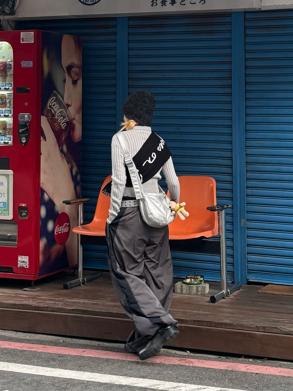 グレー系のニット/セーター、シルバー系のブーツ、ブラック系のマフラーを着用したレディースの冬コーディネートの2枚目の写真