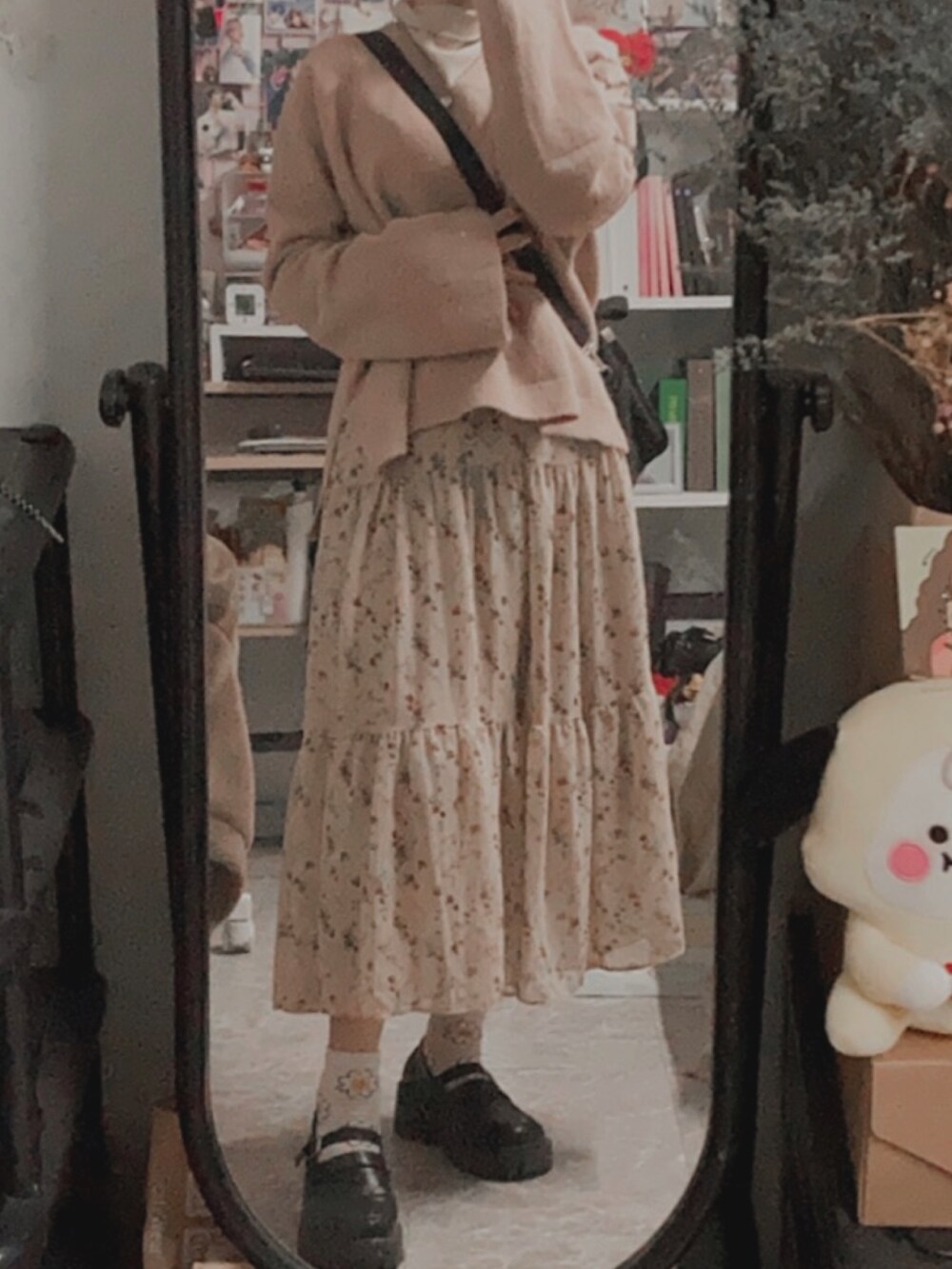 ベージュ系のトップスを着用したレディースの冬コーディネートの2枚目の写真