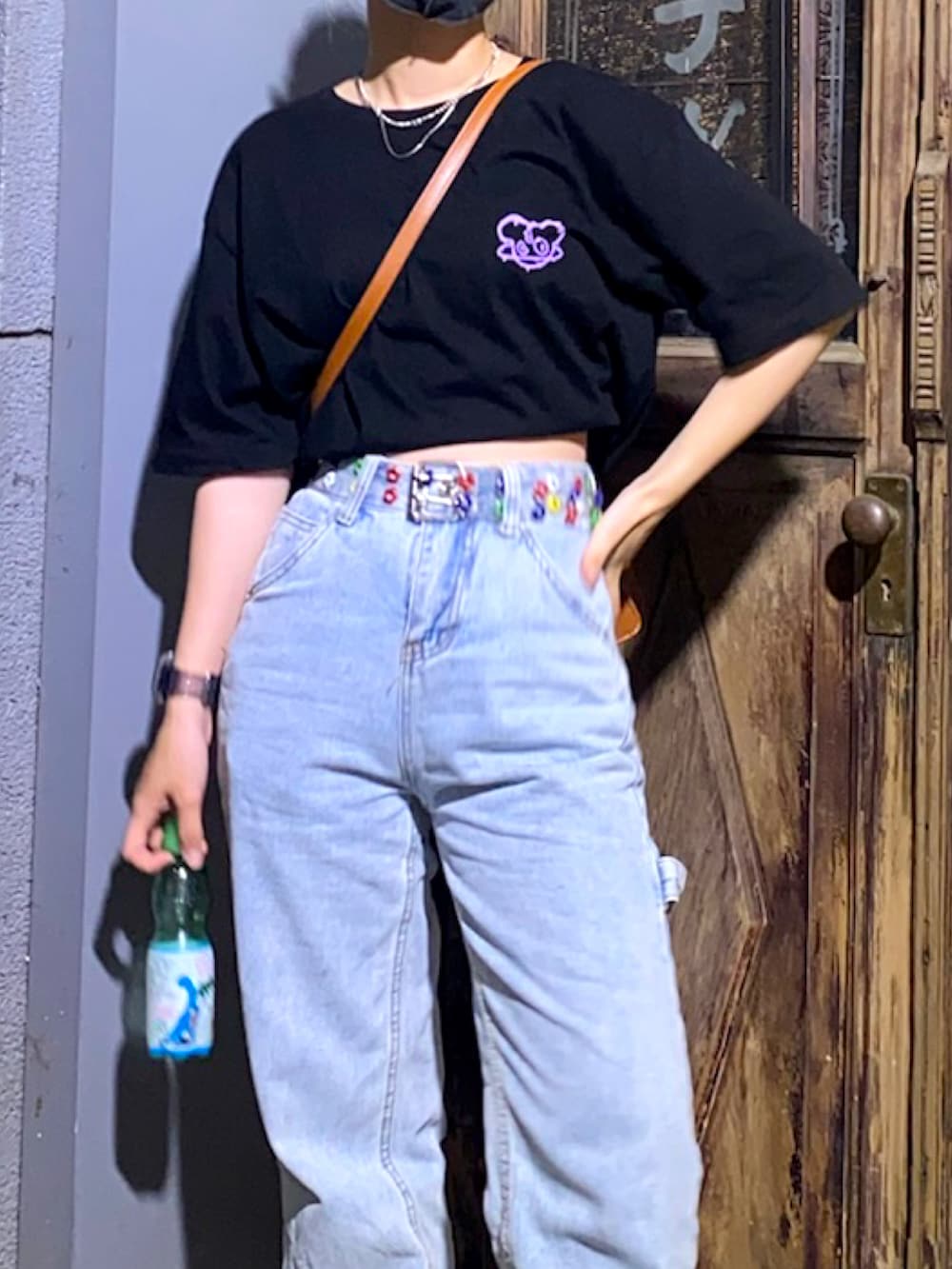 ブラック系のTシャツ/カットソー、ベージュ系のシューズを着用したレディースの春コーディネートの2枚目の写真