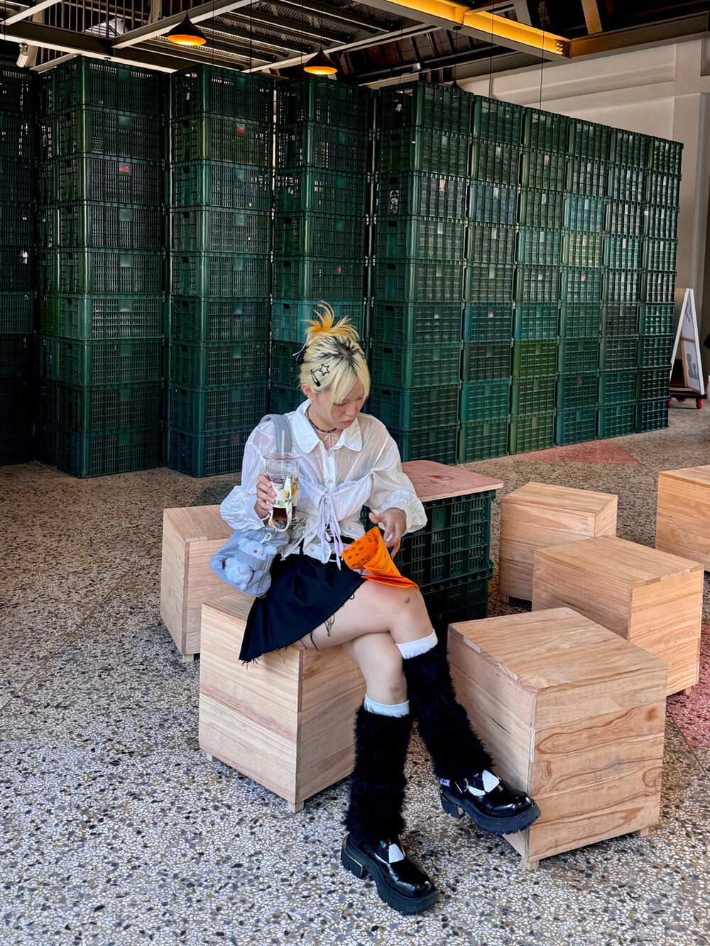 ブラック系のローファーを着用したレディースの冬コーディネートの2枚目の写真