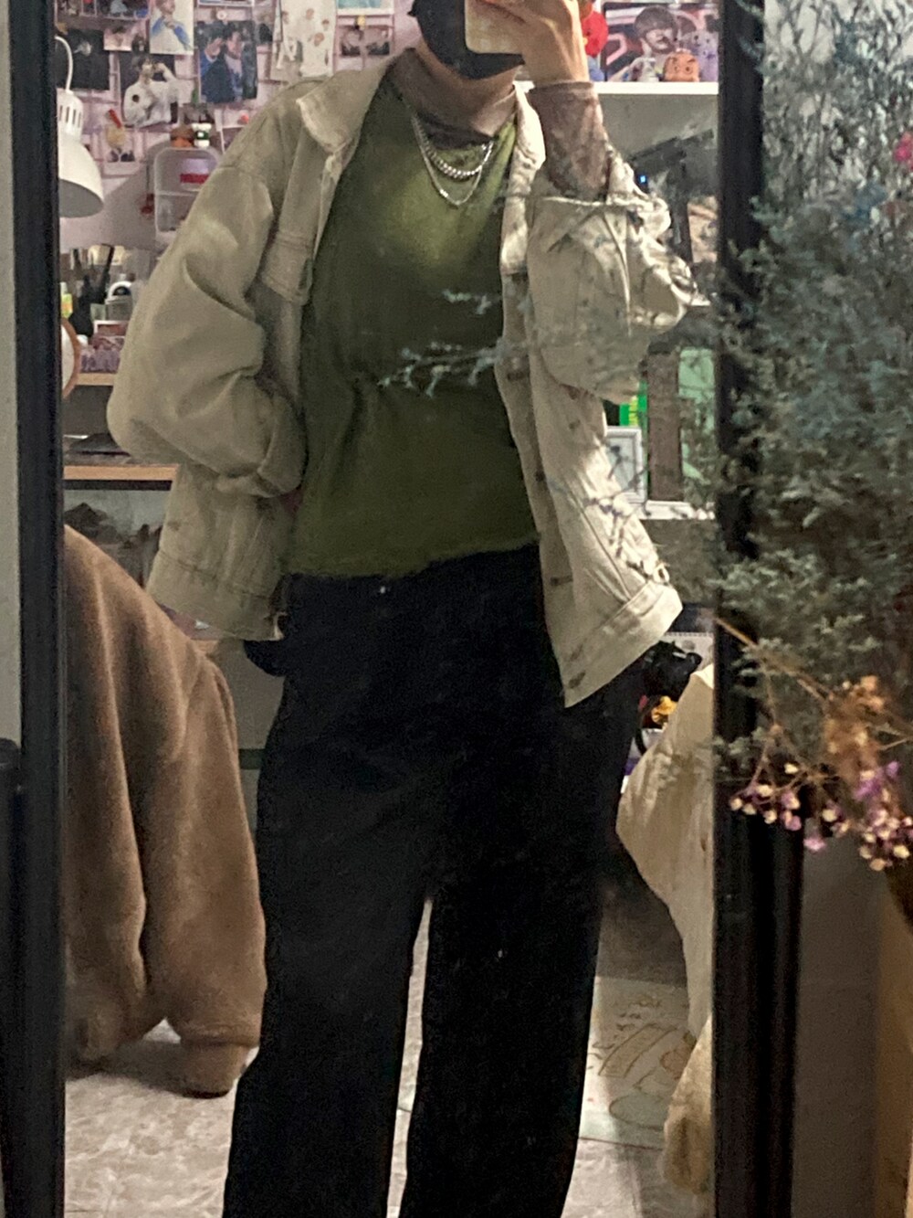 ブラック系のスラックスを着用したレディースの秋コーディネートの2枚目の写真