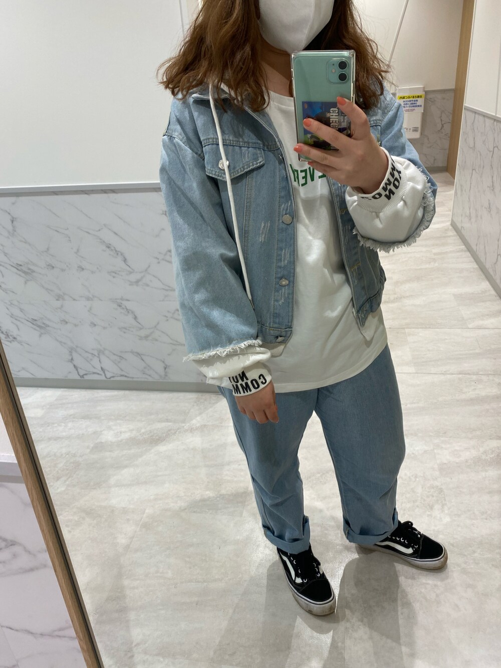 ブルー系のデニムパンツ、ブルー系のデニムジャケット、ホワイト系のTシャツ/カットソーを着用したレディースの春コーディネートの2枚目の写真