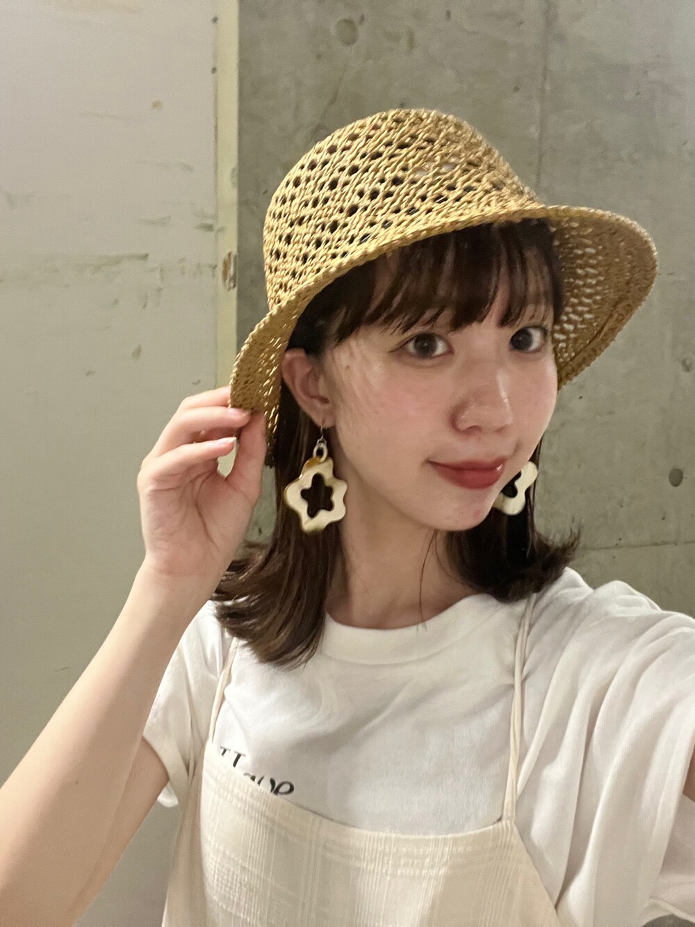 ベージュ系のサンダル、その他のTシャツ/カットソー、ホワイト系のワンピースを着用したレディースの夏コーディネートの3枚目の写真