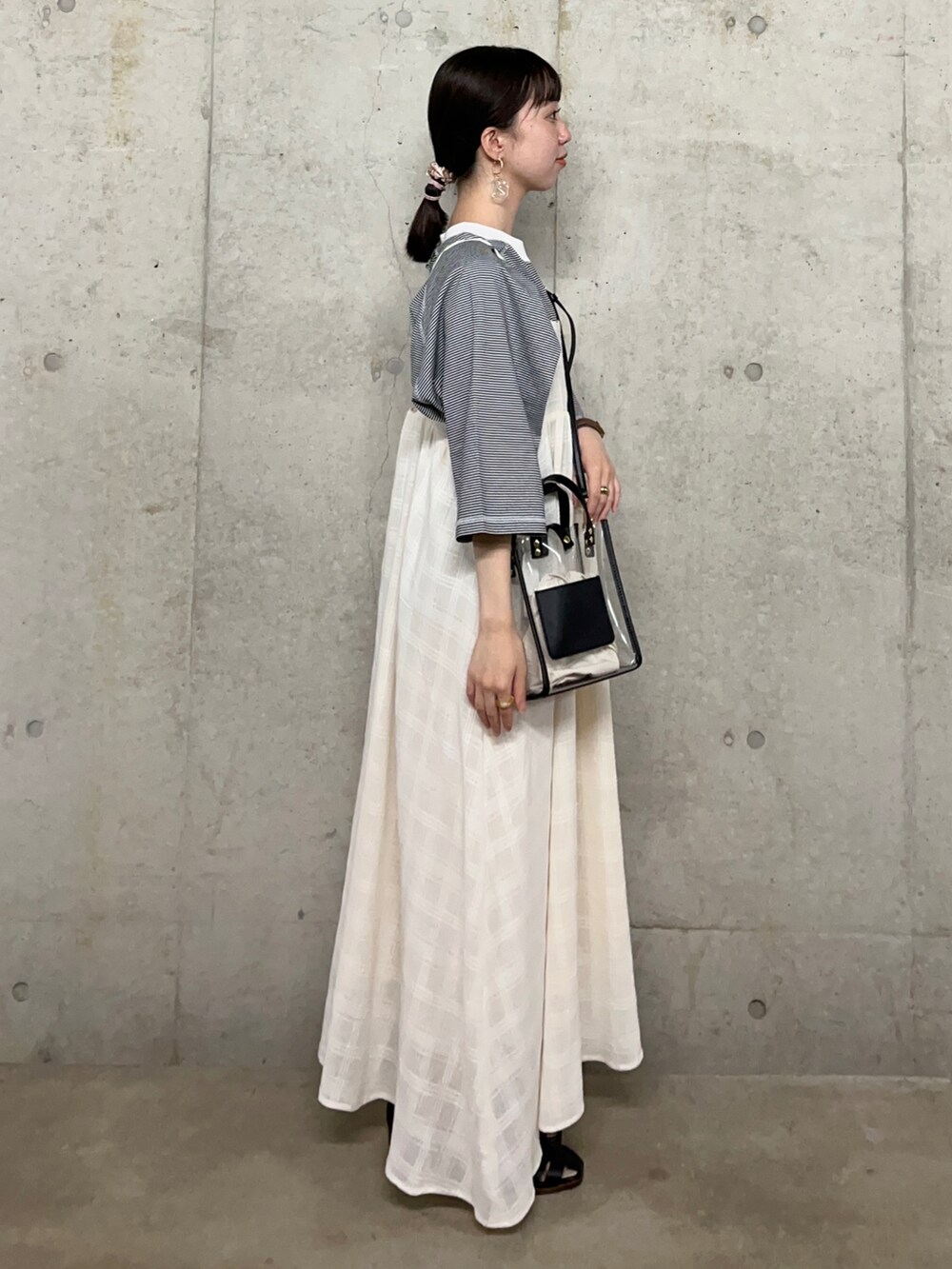 ホワイト系のTシャツ/カットソー、ホワイト系のワンピース、ブラック系のショルダーバッグを着用したレディースの夏コーディネートの2枚目の写真