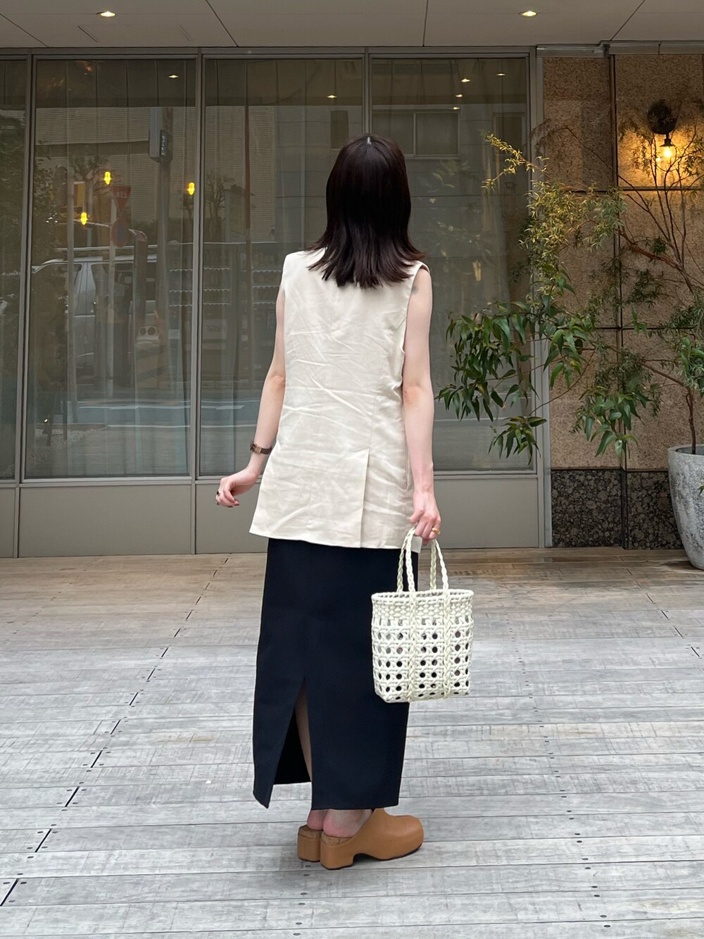 ブラック系のワンピース、イエロー系のサンダルを着用したレディースの夏コーディネートの2枚目の写真