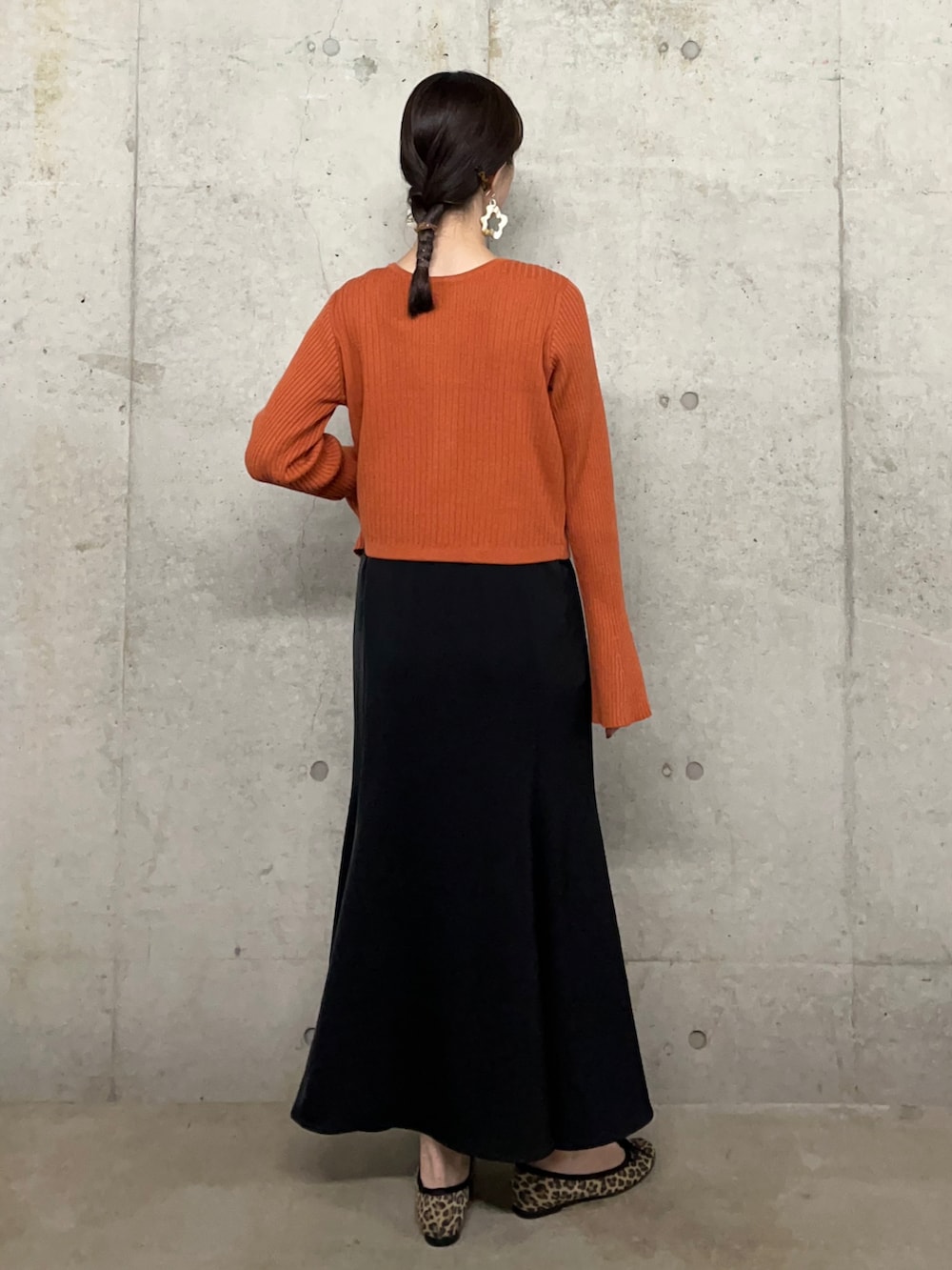 ブラック系のワンピース、オレンジ系のニット/セーター、その他のバレエシューズを着用したレディースの秋コーディネートの2枚目の写真