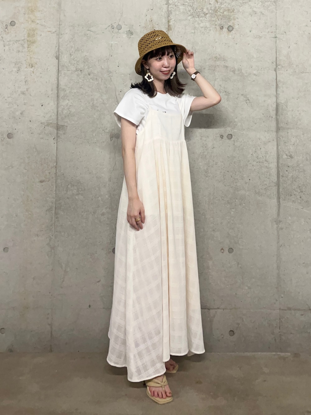 ベージュ系のサンダル、その他のTシャツ/カットソー、ホワイト系のワンピースを着用したレディースの夏コーディネートの2枚目の写真
