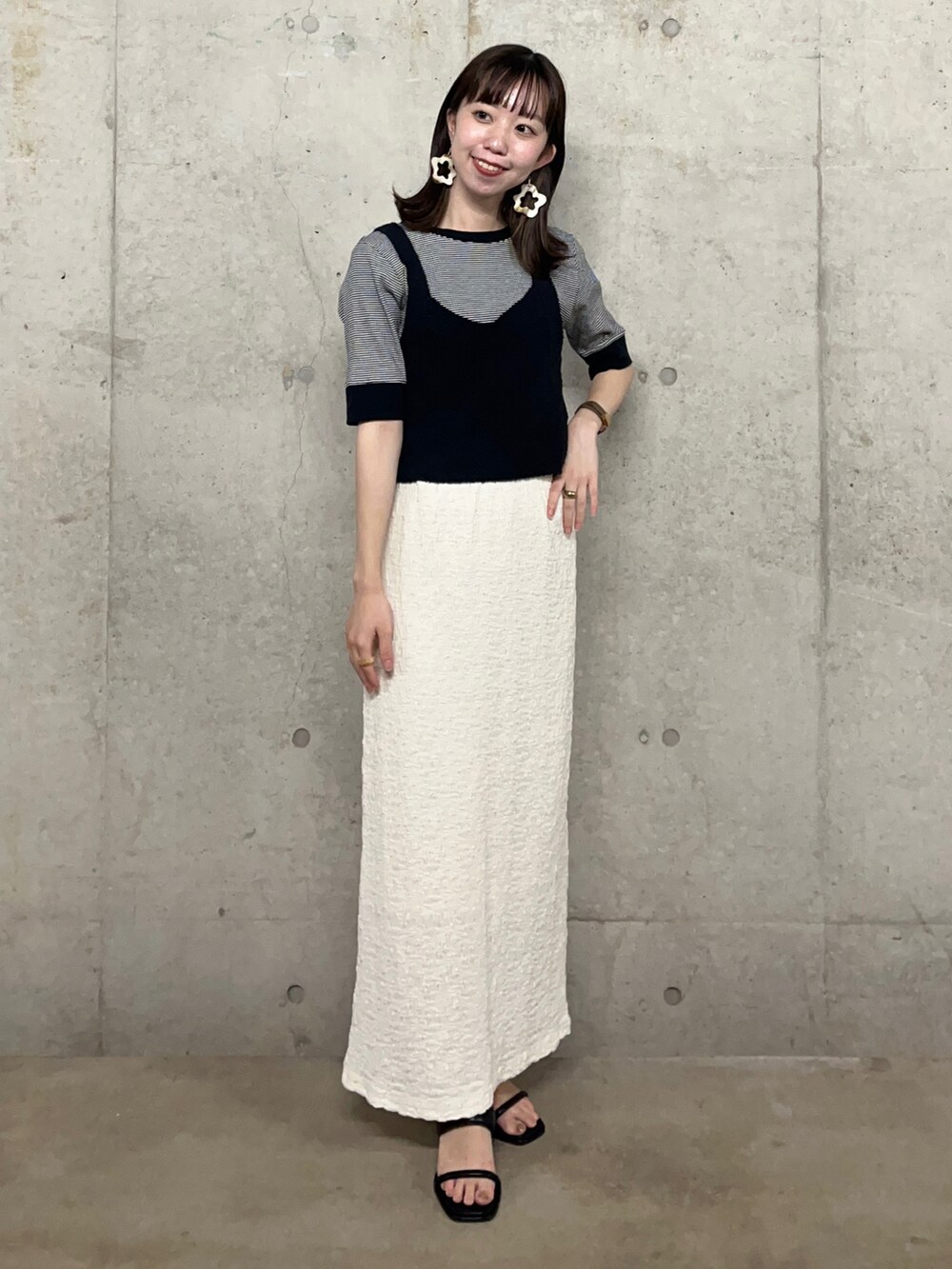 ブラック系のTシャツ/カットソー、ブラック系のサンダル、ブラック系のニット/セーターを着用したレディースの夏コーディネートの2枚目の写真