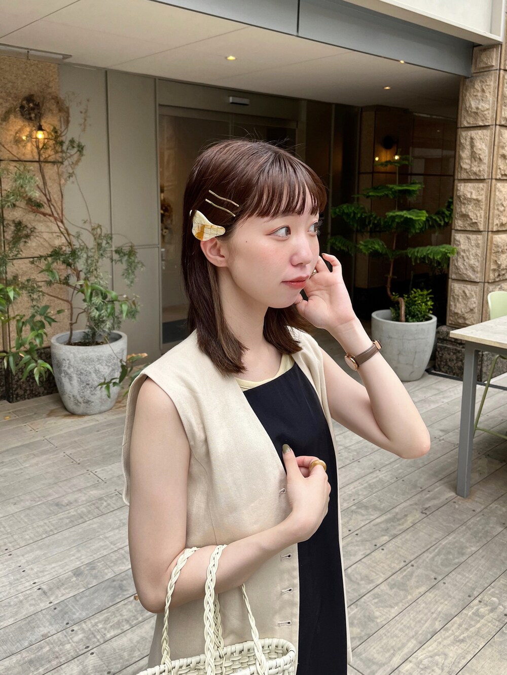 ブラック系のワンピース、イエロー系のサンダルを着用したレディースの夏コーディネートの3枚目の写真