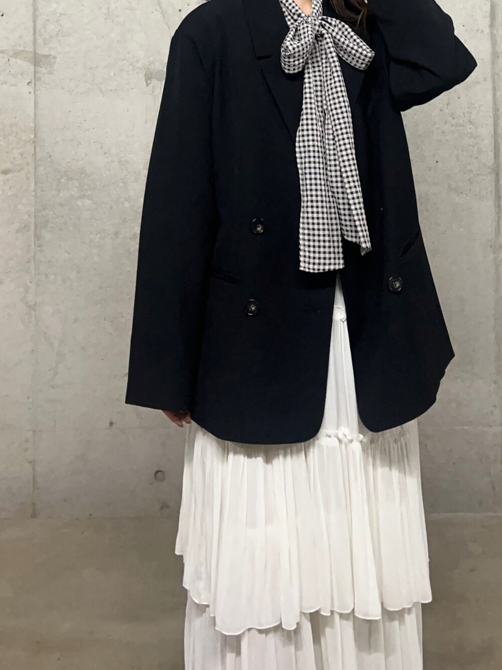 ブラック系のシャツ/ブラウス、ブラック系のその他アウター、ホワイト系のスカートを着用したレディースの秋コーディネートの2枚目の写真