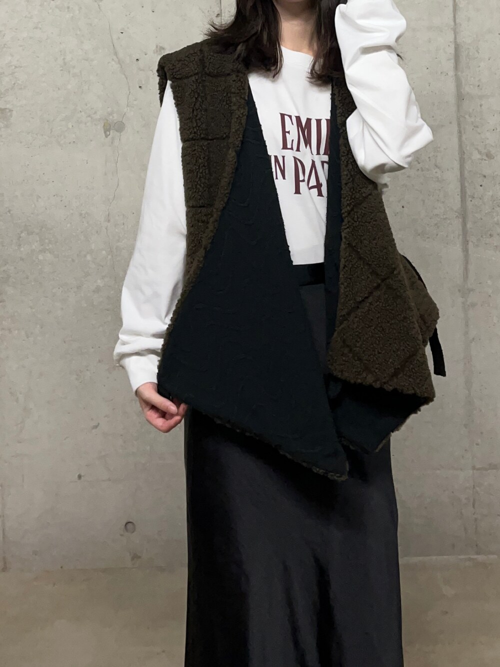 ホワイト系のブーツ、その他のTシャツ/カットソー、ブラウン系のベストを着用したレディースの秋コーディネートの2枚目の写真