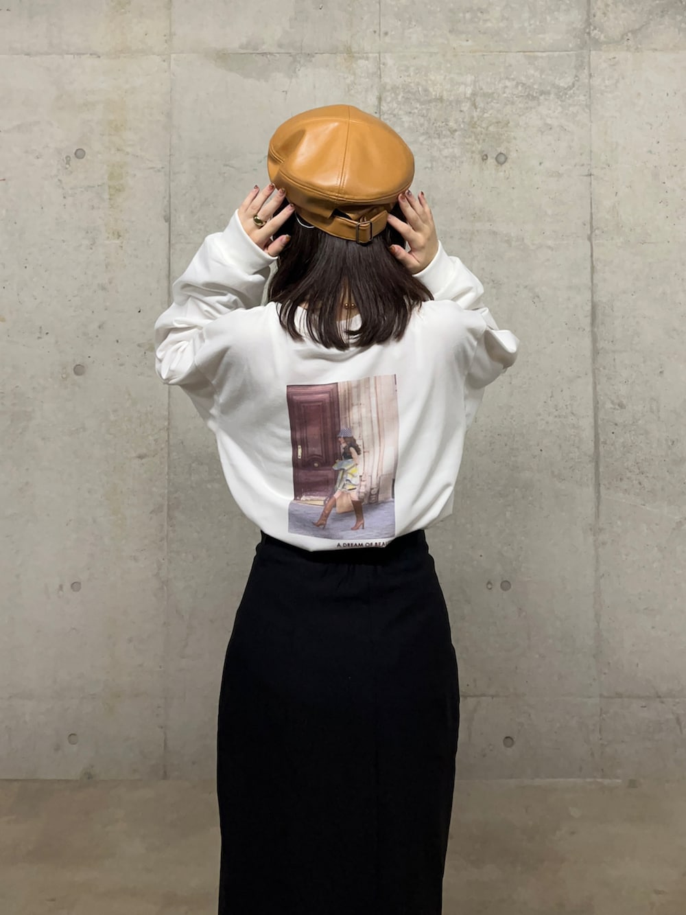 その他のTシャツ/カットソー、ブラック系のスカート、ブラック系のローファーを着用したレディースの夏コーディネートの2枚目の写真