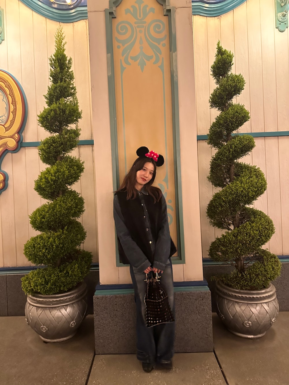 ブルー系のデニムジャケット、ブルー系のデニムパンツ、ブラック系のその他アウターを着用したレディースの秋コーディネートの2枚目の写真