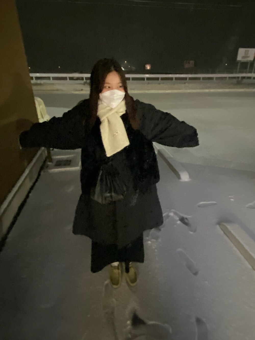 ブラック系のその他アウター、ブラック系のその他シューズ、ホワイト系のマフラーを着用したレディースの秋コーディネートの2枚目の写真