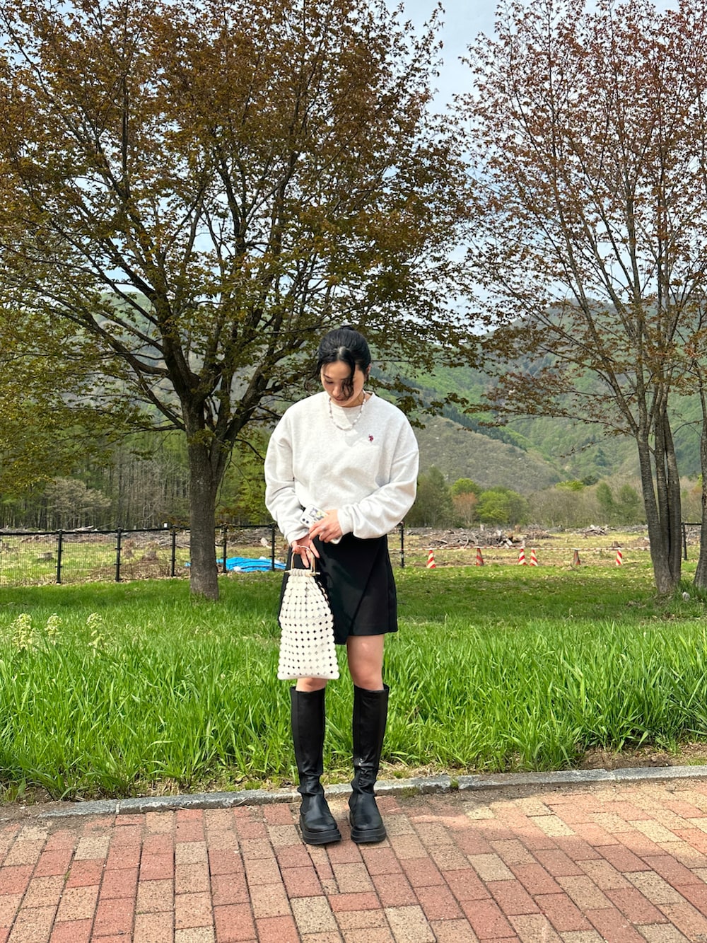 「お出かけコーデ、シンプルスタイル、キレイめコーデ、カジュアル、春コーデ、ブーツ、スウェット、高身長コーデ、ハーフパンツ、mystic、MARY AL TERNA、Kastane、Polo Ralph Lauren、ロゴスウェット、休日スタイル」｜「mysticの【サイズ展開あり】レイヤードスカパン（その他パンツ、ブラック系）」を使った、サニさん（レディース・165cm）の春コーディネートの2枚目の写真