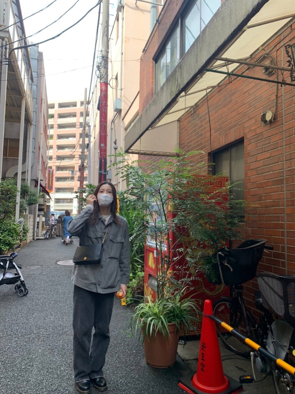 「ローファー、秋服、カジュアルコーデ、カジュアル、ジャケット、デニム、Dr.Martens、Dior、パンツスタイル、グレー、ワントーンコーデ、休日スタイル、メンズライク、シンプルスタイル、ショートブーツ」｜「niko and...のアイテム（ジャケット/アウター、グレー系）」を使った、サニさん（レディース・165cm）の秋コーディネートの2枚目の写真