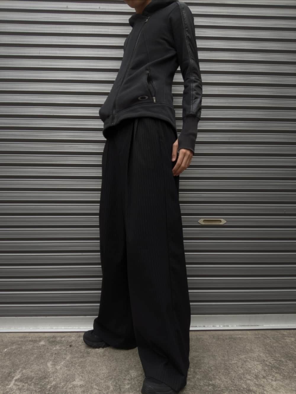「メンズファッション、fashion、古着、スラックス、タイアップ、WEARタイアップ」｜「SINSSのTwo tuck wide straight stripe slacks / ２タックワイドストレートストライプスラックス（スラックス、ブラック系）」を使った、sotaroさん（メンズ・176cm）の夏コーディネートの3枚目の写真