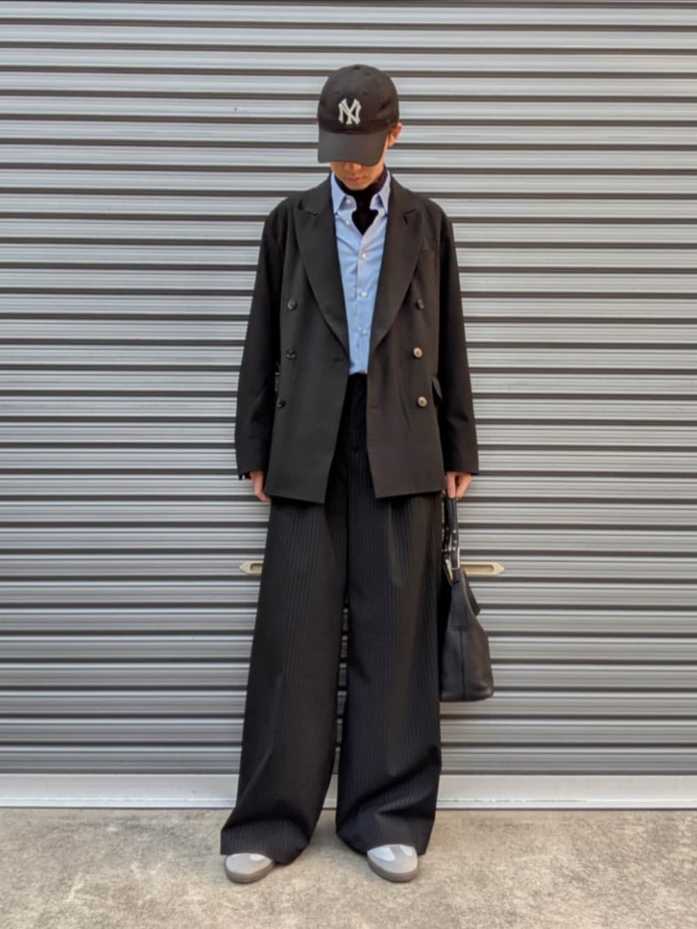 「春めき満開コーデ、ジャケット、シャツスタイル、スラックス、スニーカー、キャップ」｜「LUENNAの【LUENNA】Oversized Double Breasted Jacket / オーバーサイズ ダブルブレステッド ジャケット（テーラードジャケット、ブラック系）」を使った、sotaroさん（メンズ・175cm）の春コーディネートの3枚目の写真