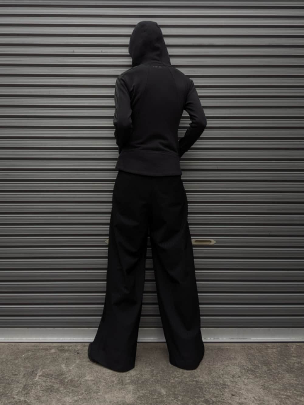 「メンズファッション、fashion、古着、スラックス、タイアップ、WEARタイアップ」｜「SINSSのTwo tuck wide straight stripe slacks / ２タックワイドストレートストライプスラックス（スラックス、ブラック系）」を使った、sotaroさん（メンズ・176cm）の夏コーディネートの2枚目の写真
