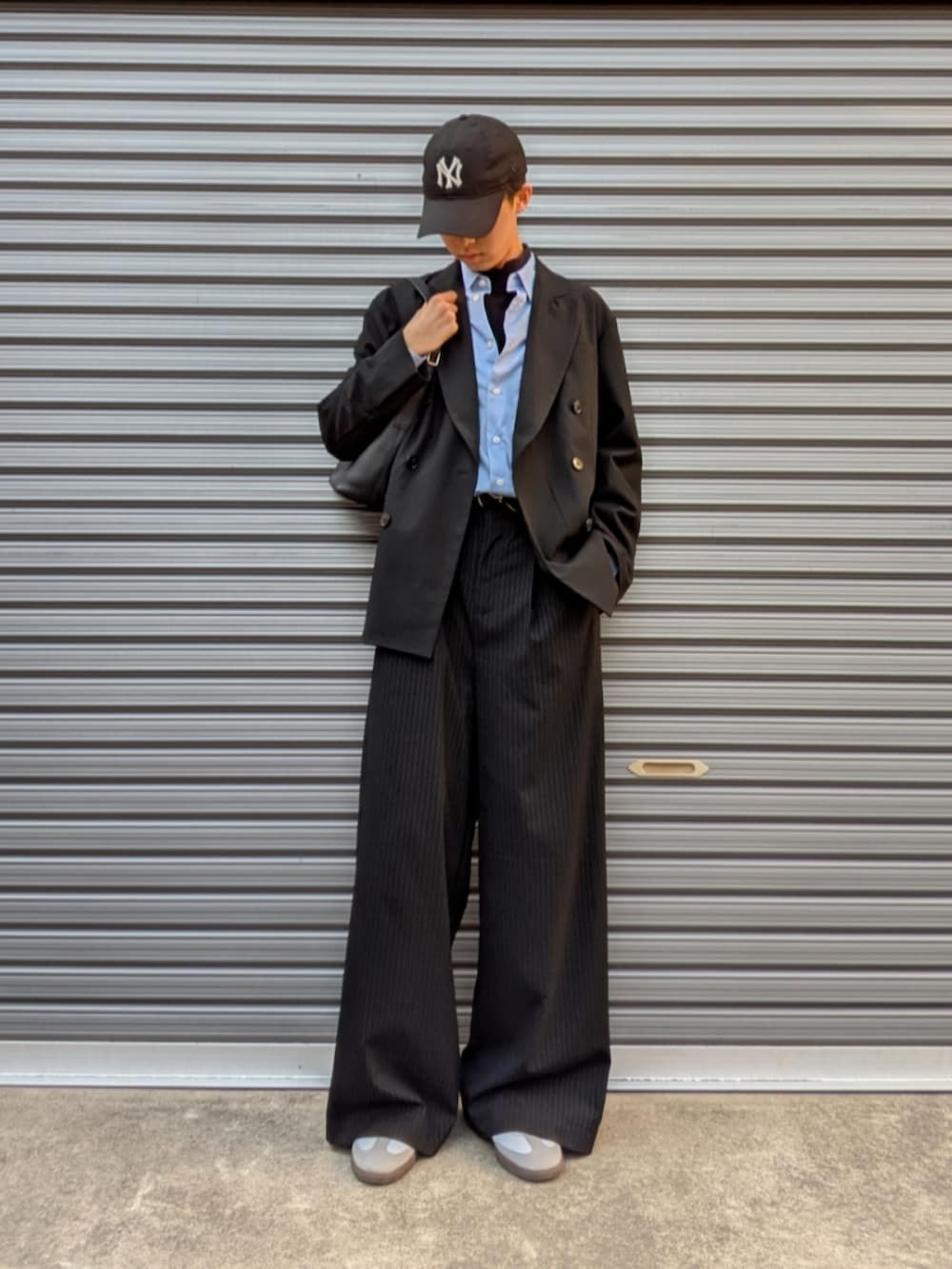 「春めき満開コーデ、ジャケット、シャツスタイル、スラックス、スニーカー、キャップ」｜「LUENNAの【LUENNA】Oversized Double Breasted Jacket / オーバーサイズ ダブルブレステッド ジャケット（テーラードジャケット、ブラック系）」を使った、sotaroさん（メンズ・175cm）の春コーディネートの2枚目の写真