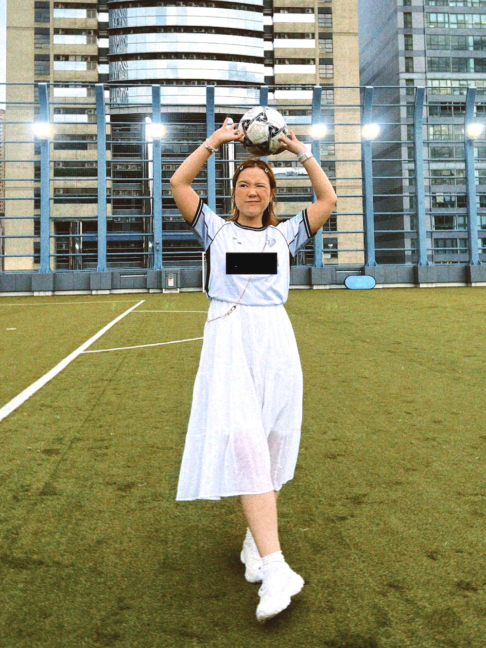 ホワイト系のジャンパースカート、ホワイト系のスニーカーを着用したレディースの春コーディネートの3枚目の写真