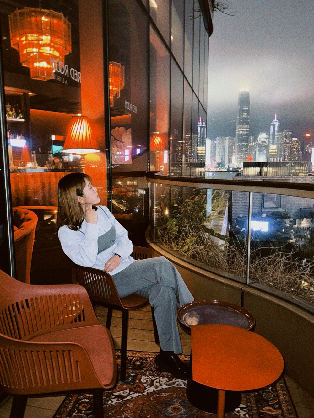 ブルー系のシャツ/ブラウス、グレー系のスラックス、ブラック系のシューズを着用したレディースの春コーディネートの3枚目の写真