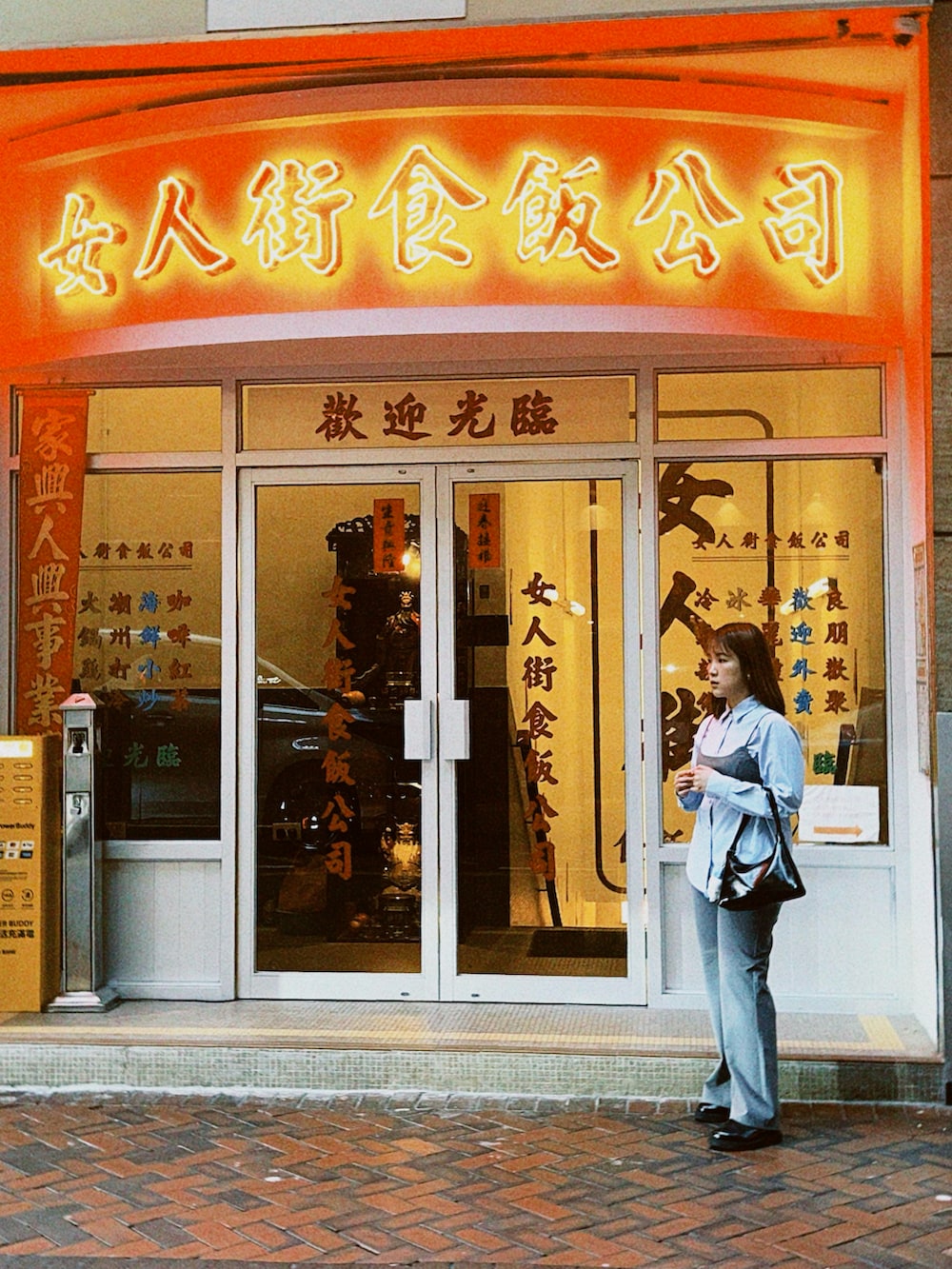 ブルー系のシャツ/ブラウス、グレー系のスラックス、ブラック系のシューズを着用したレディースの春コーディネートの2枚目の写真