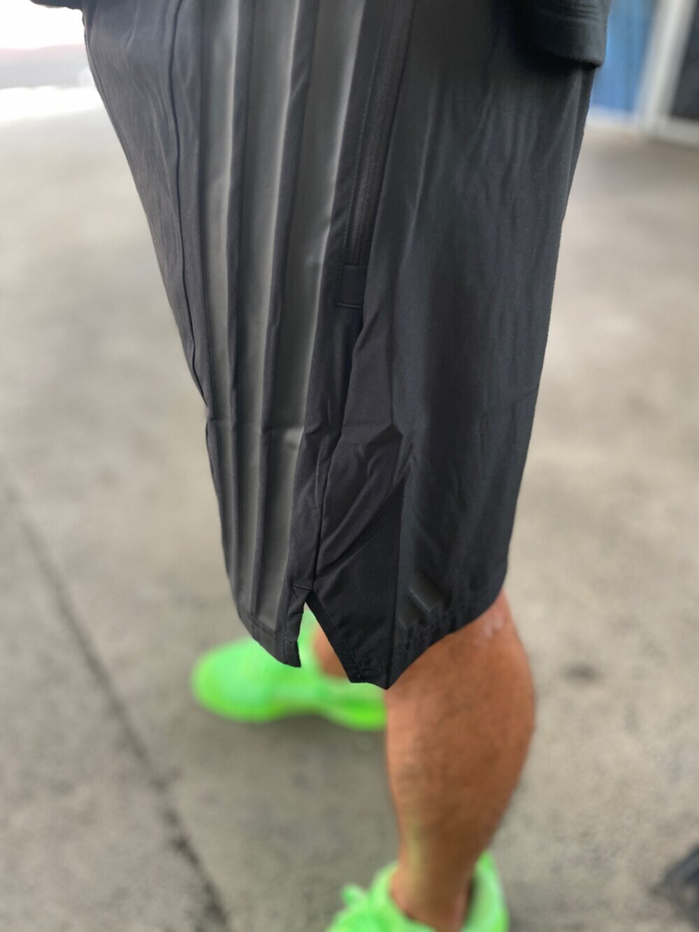 ブラック系のタンクトップ、ブラック系のその他パンツ、グリーン系のシューズを着用したメンズの夏コーディネートの3枚目の写真