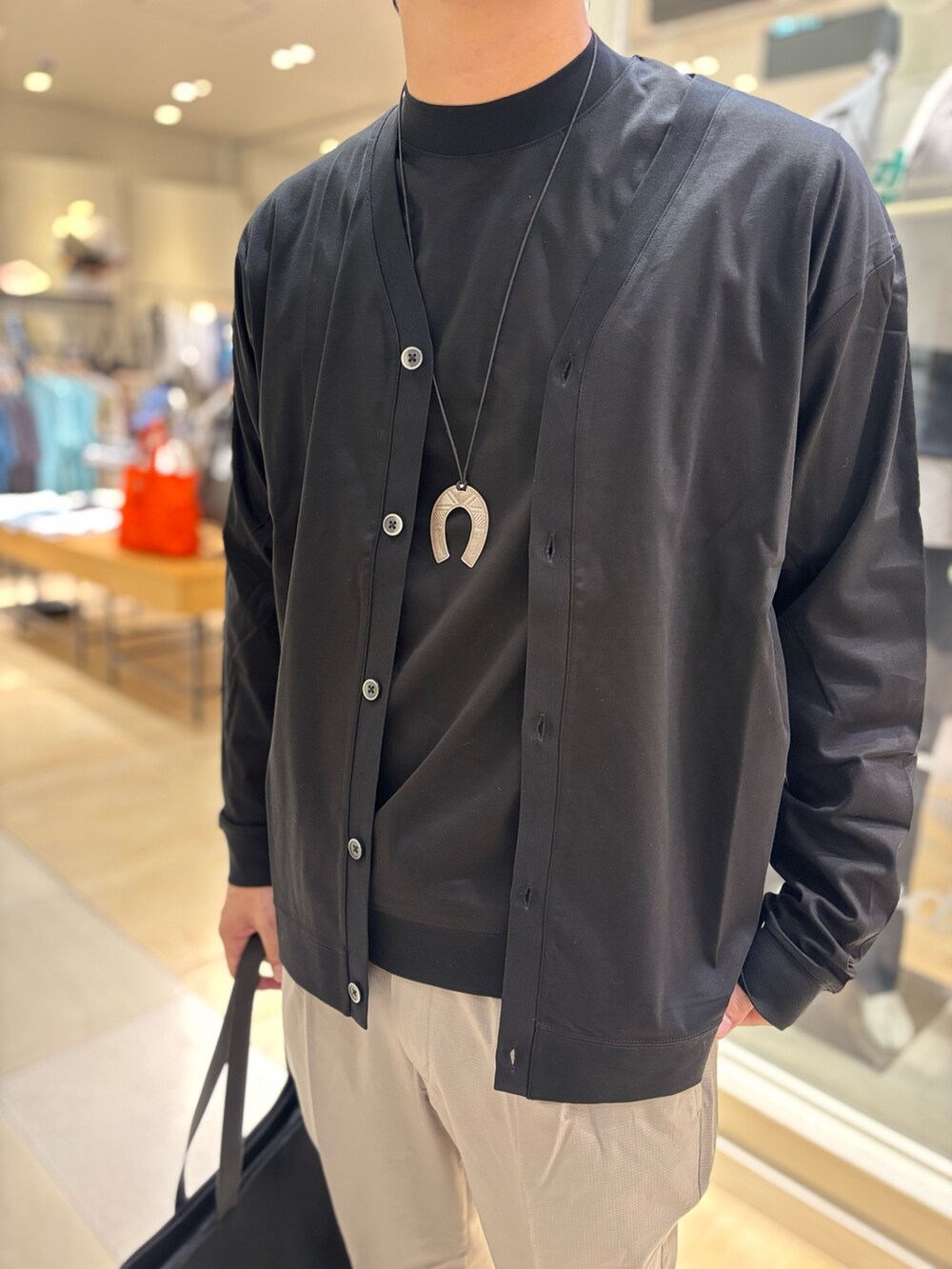 ブラック系のカーディガン/ボレロ、ブラック系のTシャツ/カットソー、グレー系のその他パンツを着用したメンズの夏コーディネートの5枚目の写真