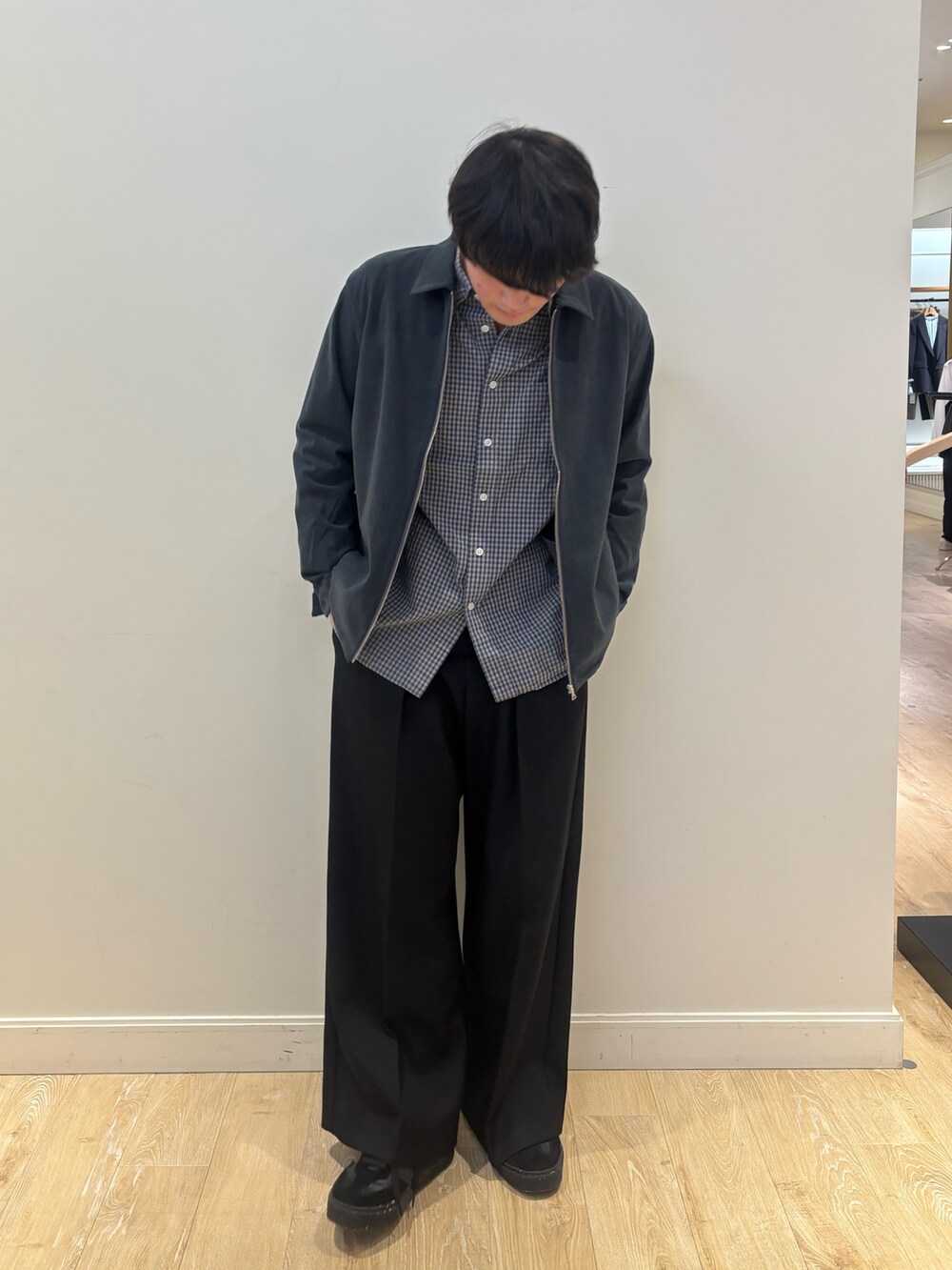 グレー系のブルゾン、ブルー系のシャツ/ブラウスを着用したメンズの秋コーディネートの2枚目の写真