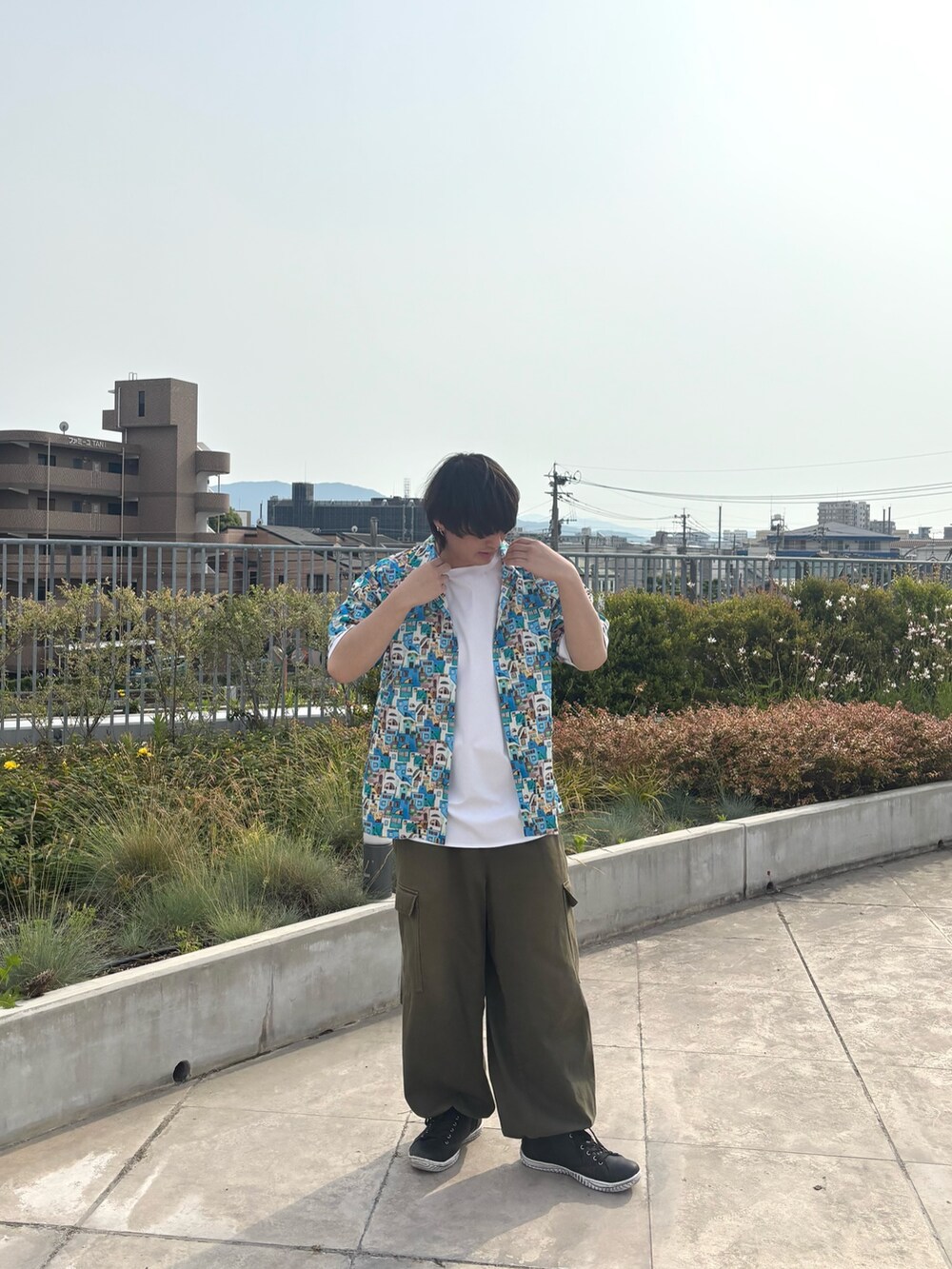 「柄シャツ、白シャツ、シャツスタイル、お出かけコーデ、カーゴパンツ、重ね着」｜「NOLLEY’Sの《セットアップ対応》イージーケア ストレッチポプリン シャツブルゾン 25SS（シャツ/ブラウス、ベージュ系）」を使った、RYOUGAさん（メンズ・177cm）の春コーディネートの3枚目の写真