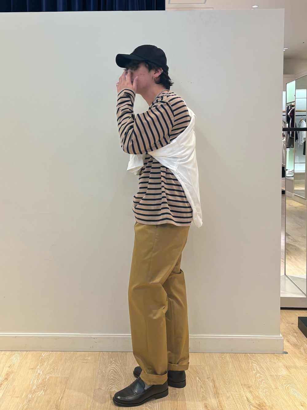 ベージュ系のチノパンツ、ホワイト系のシャツ/ブラウス、ベージュ系のTシャツ/カットソーを着用したメンズの秋コーディネートの3枚目の写真