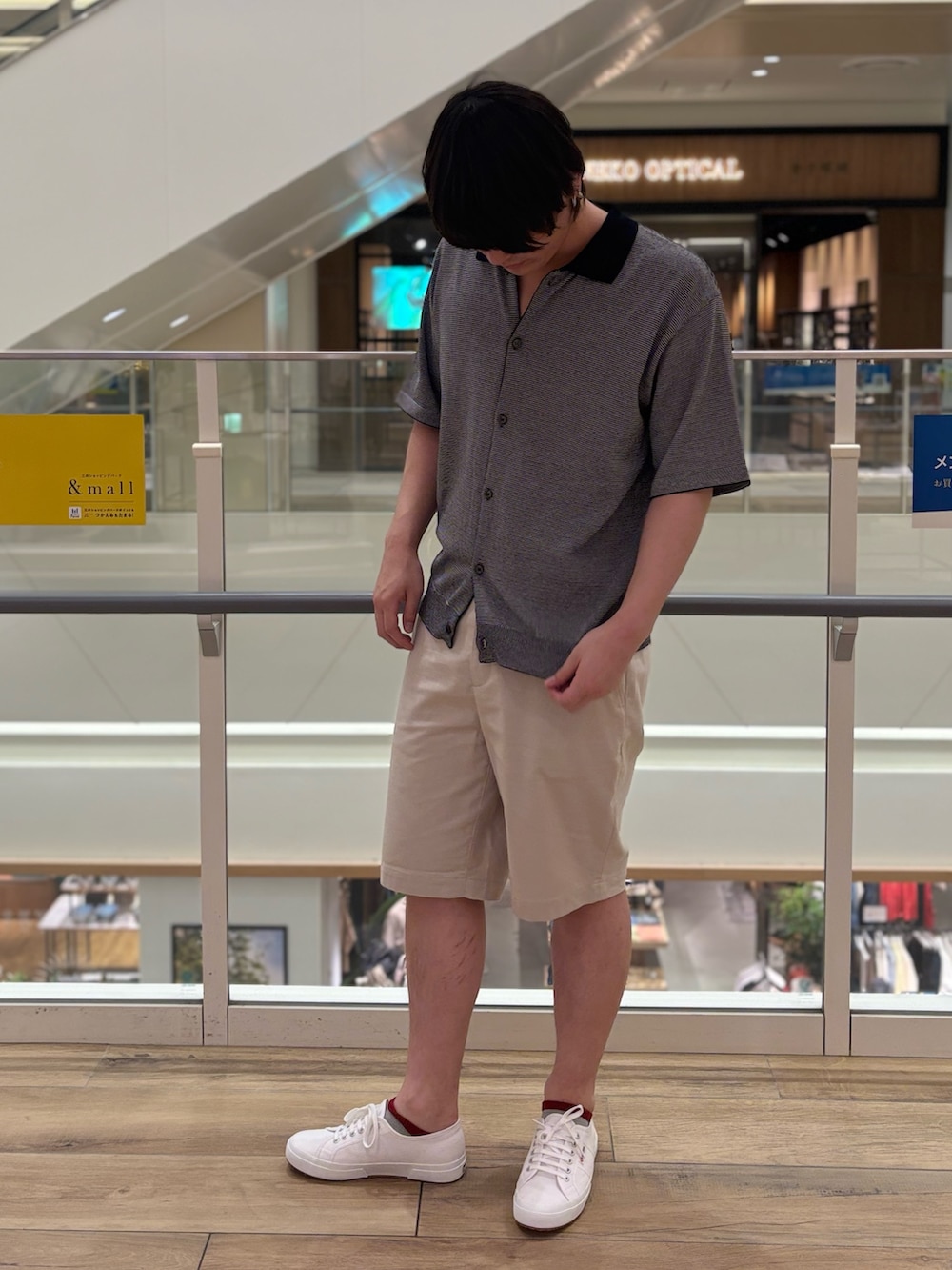 「雨の日コーデ、デートコーデ、きれいめカジュアル、ハーフパンツ、スニーカー、夏コーデ、シャツスタイル、大人カジュアルコーデ、オトナカジュアル、休日スタイル、キレイめカジュアル、夏」｜「NOLLEY’Sの【SIX FUNCTIONS】ウォッシャブル コースボーダーニットシャツ 25SS（シャツ/ブラウス、ブラック系）」を使った、RYOUGAさん（メンズ・177cm）の夏コーディネートの3枚目の写真
