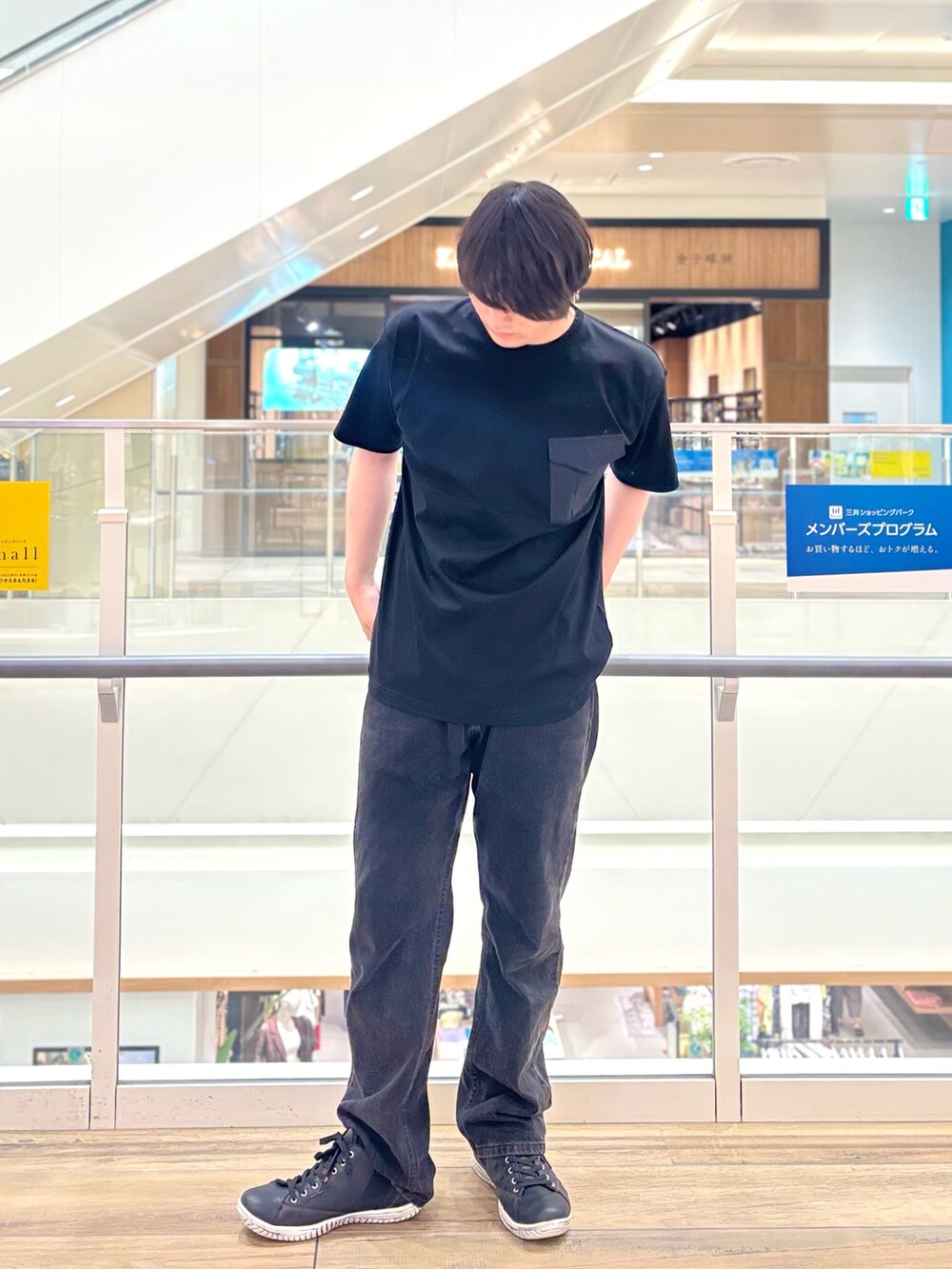 「夏コーデ、黒Tシャツ、デニム、スニーカー、Tシャツ、ブラックコーデ、アウトドアスタイル、メンズファッション、大人コーデ、夏、夏服、おでかけコーデ、シンプルスタイル」｜「NOLLEY’Sの【ACTIVE SECT】《限定展開》カーゴポケットTシャツ 25SS（Tシャツ/カットソー、ブラック系）」を使った、RYOUGAさん（メンズ・177cm）の夏コーディネートの2枚目の写真