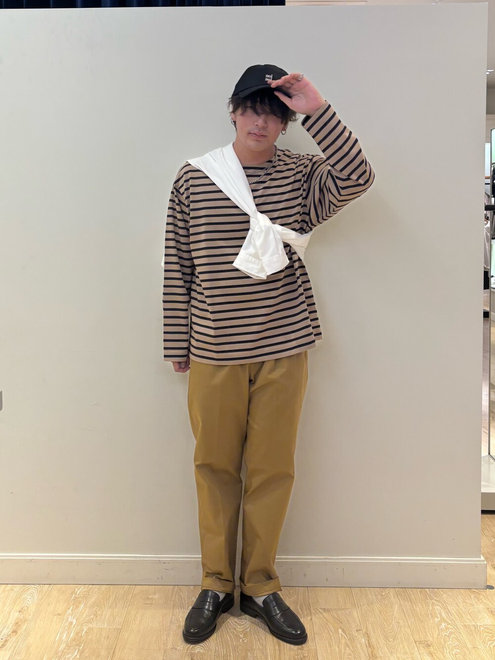 ベージュ系のチノパンツ、ホワイト系のシャツ/ブラウス、ベージュ系のTシャツ/カットソーを着用したメンズの秋コーディネートの2枚目の写真