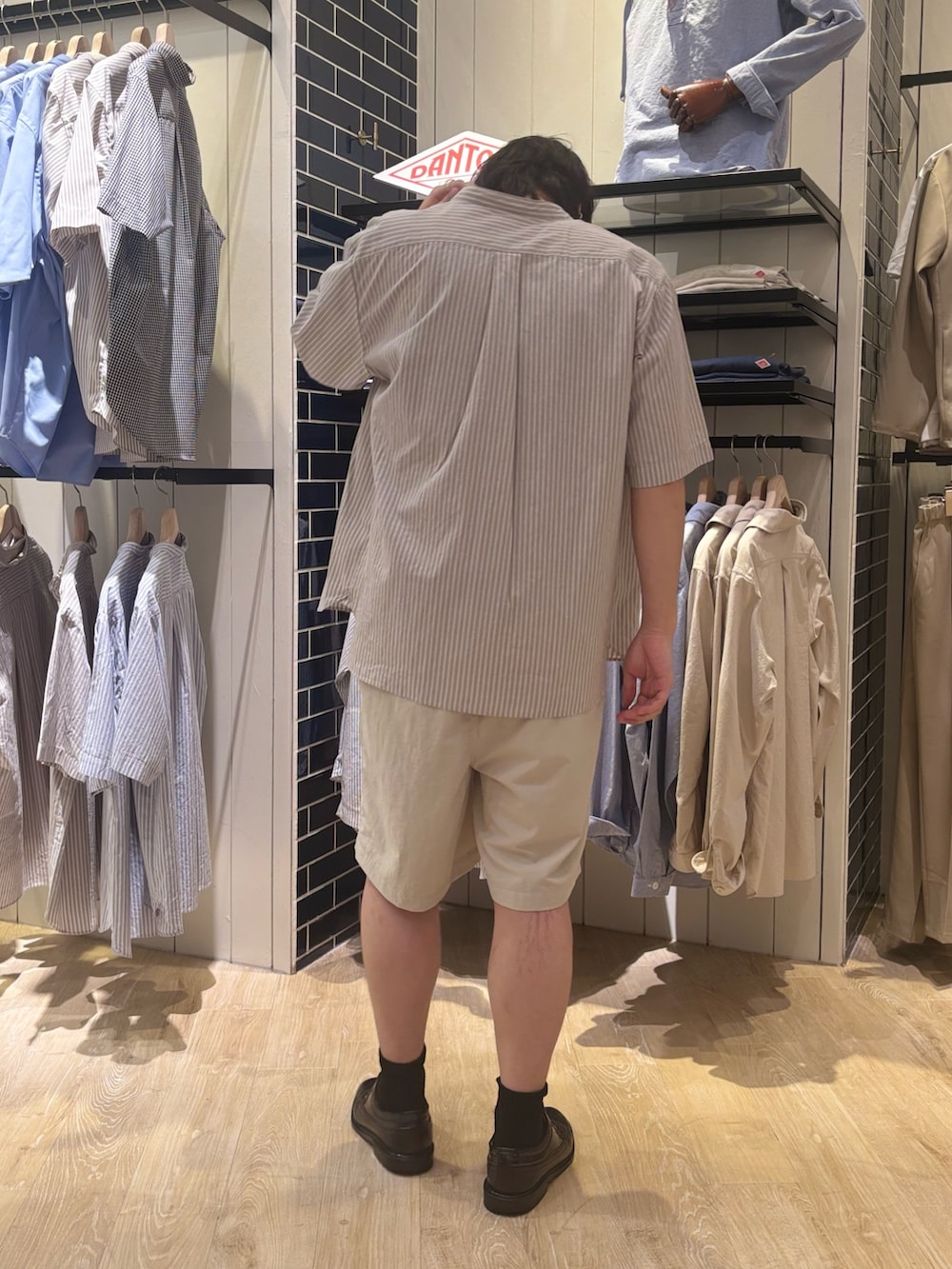 「夏コーデ、きれいめカジュアル、ハーフパンツ、シャツスタイル、お出かけコーデ、アウトドアスタイル、休日スタイル、大人コーデ、キレイめカジュアル、リラックススタイル、シャツ好き集まれ、さわやか、半袖シャツ、ゆるコーデ」｜「DANTONの【DANTON/ダントン】BAND COLLAR SHIRT SS 25SS（シャツ/ブラウス、グレー系）」を使った、RYOUGAさん（メンズ・177cm）の夏コーディネートの4枚目の写真
