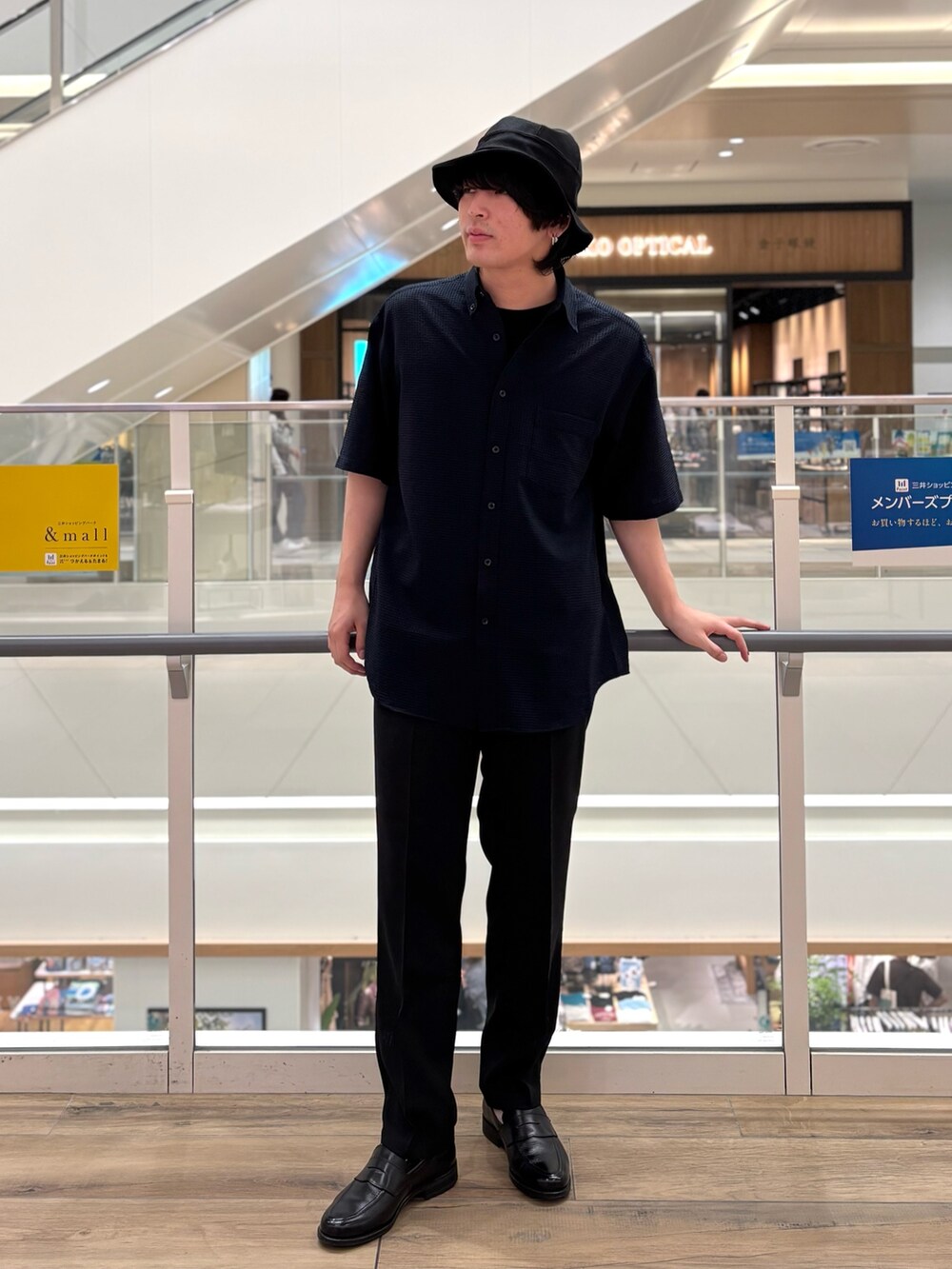 「夏コーデ、バケットハット、デートコーデ、きれいめカジュアル、シャツスタイル、ブラックコーデ、お出かけコーデ、大人コーデ、夏服、お洒落さんとつながりたい、イージーパンツ、シャツコーデ、シンプルコーデ」｜「NOLLEY’Sのコインローファーシューズ フェニックス 本革 日本製（ローファー、ブラック系）」を使った、RYOUGAさん（メンズ・177cm）の夏コーディネートの3枚目の写真