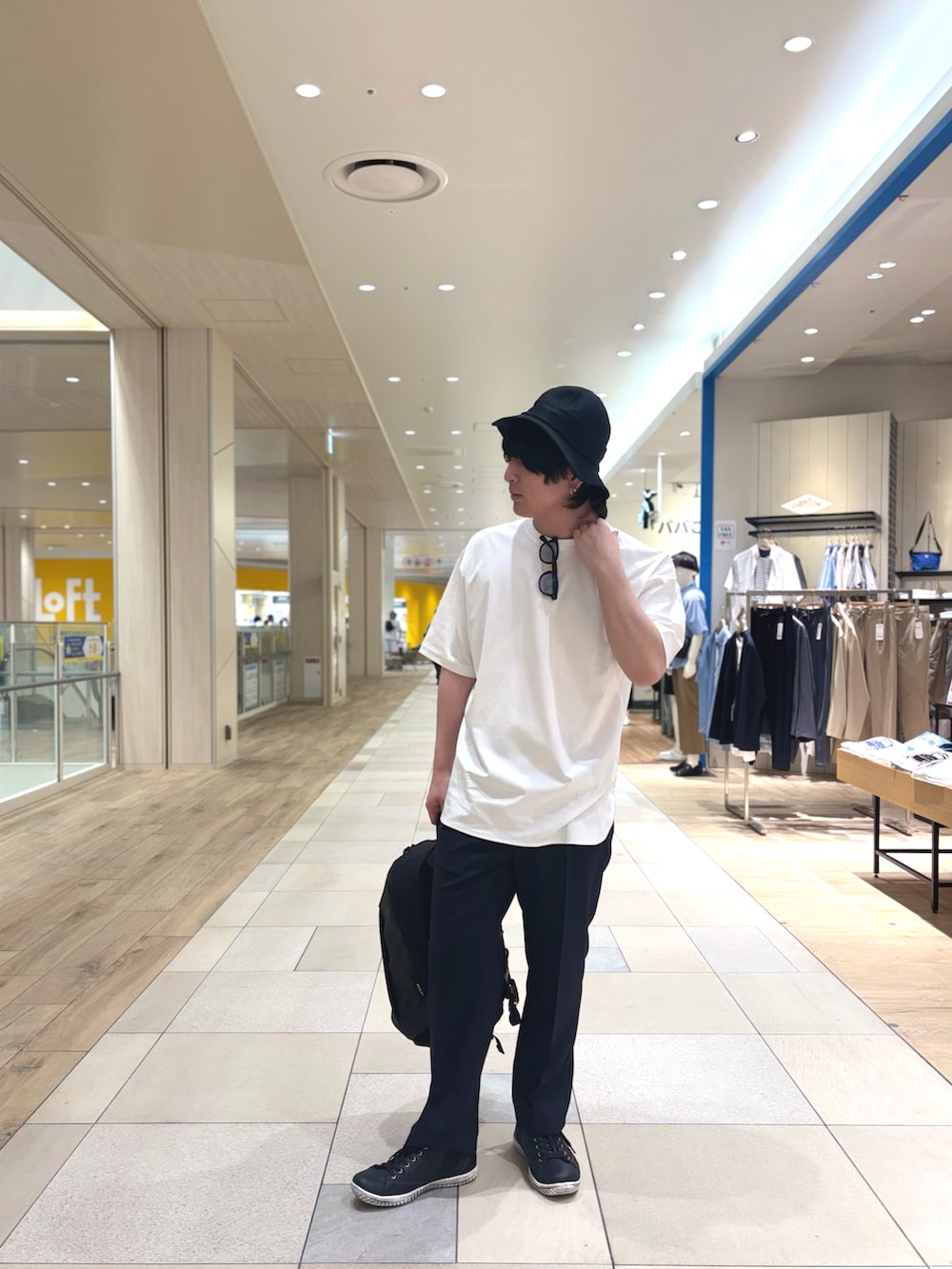 グレー系のその他パンツ、ブラック系のバックパック/リュック、ホワイト系のTシャツ/カットソーを着用したメンズの春コーディネートの3枚目の写真