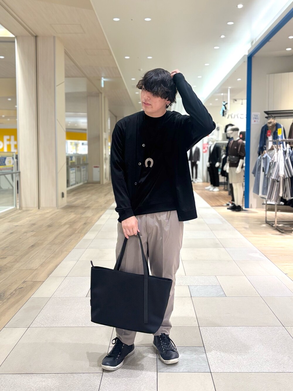 ブラック系のカーディガン/ボレロ、ブラック系のTシャツ/カットソー、グレー系のその他パンツを着用したメンズの夏コーディネートの4枚目の写真