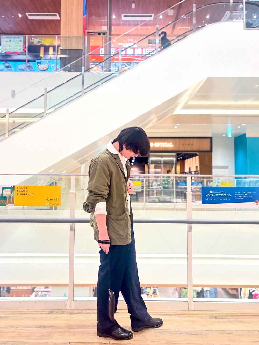 「春夏コーデ、きれいめカジュアル、休日スタイル、お出かけコーデ、カジュアルスタイル、リラックススタイル、ショルダーバッグ、今日のコーデ、Danton、NOLLEY'S、ローファー」｜「NOLLEY’Sのコインローファーシューズ フェニックス 本革 日本製（ローファー、ブラック系）」を使った、RYOUGAさん（メンズ・177cm）の春コーディネートの3枚目の写真