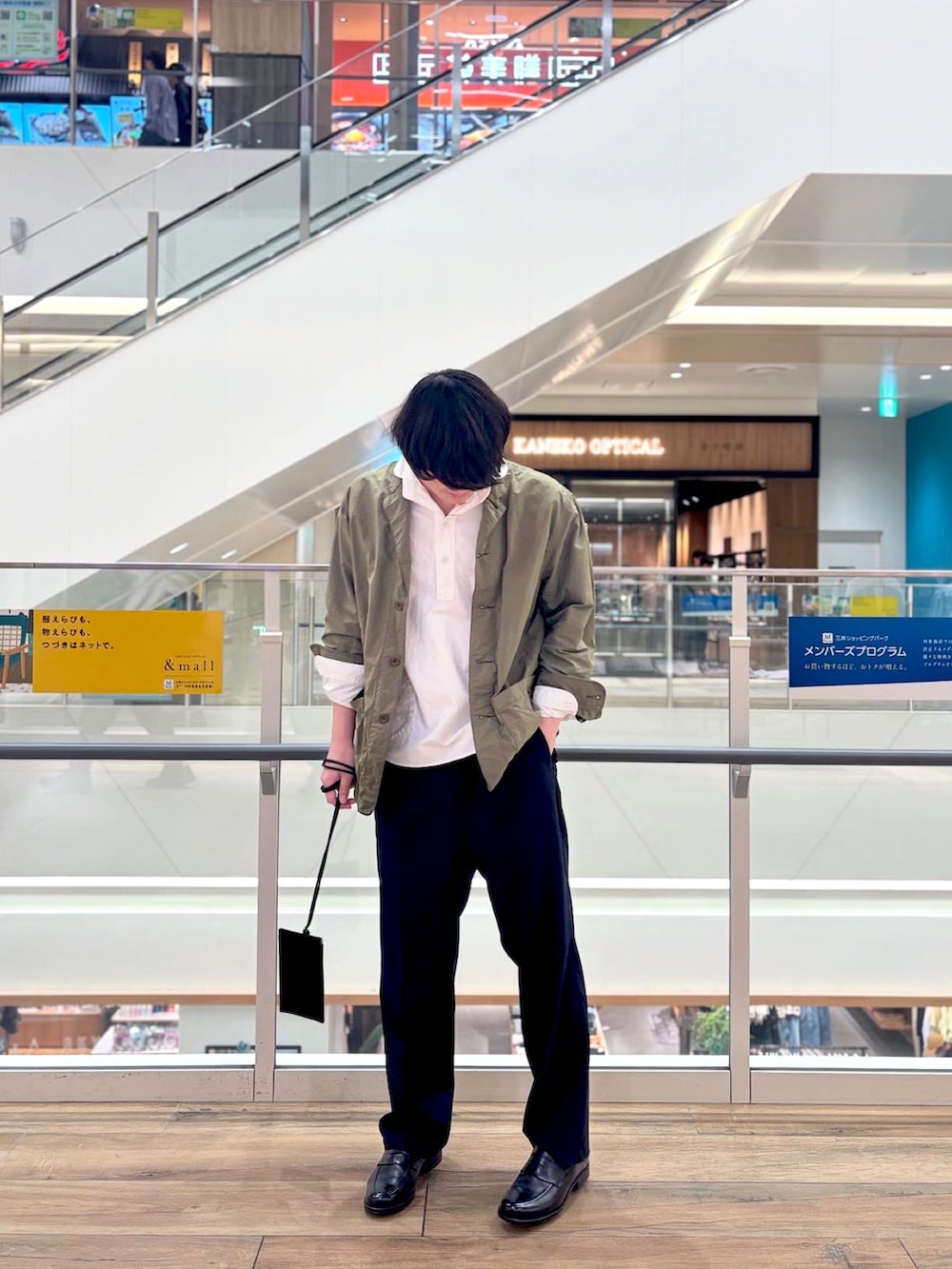 「春夏コーデ、きれいめカジュアル、休日スタイル、お出かけコーデ、カジュアルスタイル、リラックススタイル、ショルダーバッグ、今日のコーデ、Danton、NOLLEY'S、ローファー」｜「NOLLEY’Sのコインローファーシューズ フェニックス 本革 日本製（ローファー、ブラック系）」を使った、RYOUGAさん（メンズ・177cm）の春コーディネートの2枚目の写真