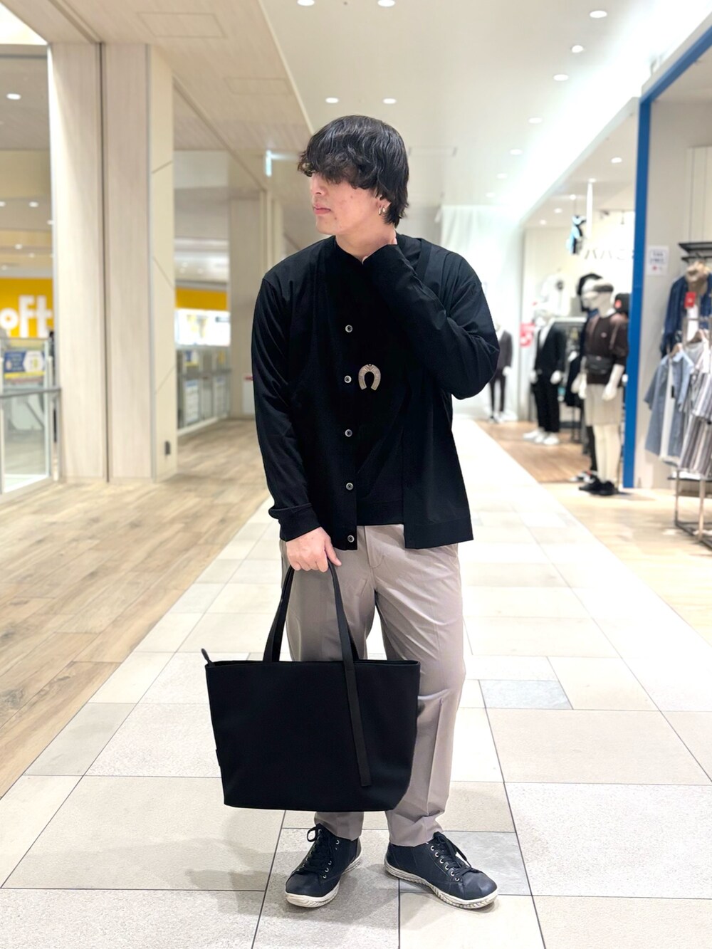 ブラック系のカーディガン/ボレロ、ブラック系のTシャツ/カットソー、グレー系のその他パンツを着用したメンズの夏コーディネートの2枚目の写真