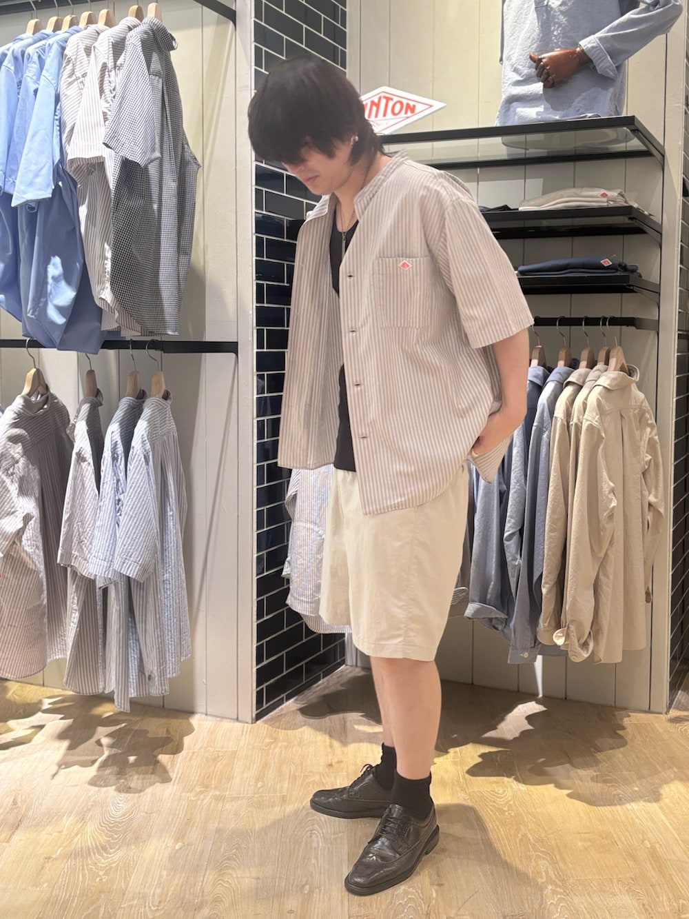 「夏コーデ、きれいめカジュアル、ハーフパンツ、シャツスタイル、お出かけコーデ、アウトドアスタイル、休日スタイル、大人コーデ、キレイめカジュアル、リラックススタイル、シャツ好き集まれ、さわやか、半袖シャツ、ゆるコーデ」｜「DANTONの【DANTON/ダントン】BAND COLLAR SHIRT SS 25SS（シャツ/ブラウス、グレー系）」を使った、RYOUGAさん（メンズ・177cm）の夏コーディネートの3枚目の写真