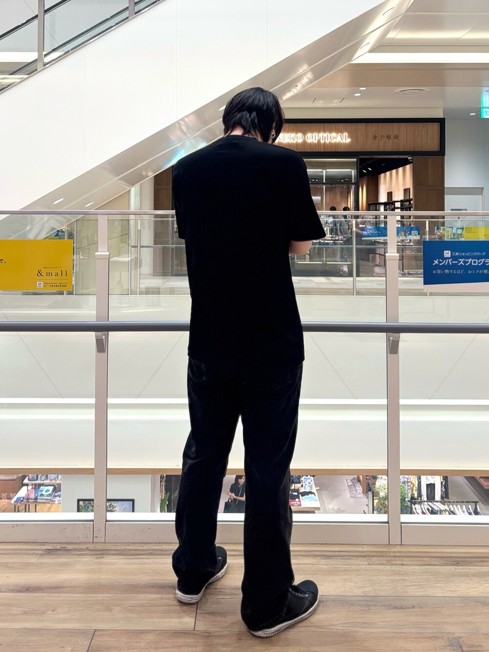 「夏コーデ、黒Tシャツ、デニム、スニーカー、Tシャツ、ブラックコーデ、アウトドアスタイル、メンズファッション、大人コーデ、夏、夏服、おでかけコーデ、シンプルスタイル」｜「NOLLEY’Sの【ACTIVE SECT】《限定展開》カーゴポケットTシャツ 25SS（Tシャツ/カットソー、ブラック系）」を使った、RYOUGAさん（メンズ・177cm）の夏コーディネートの4枚目の写真
