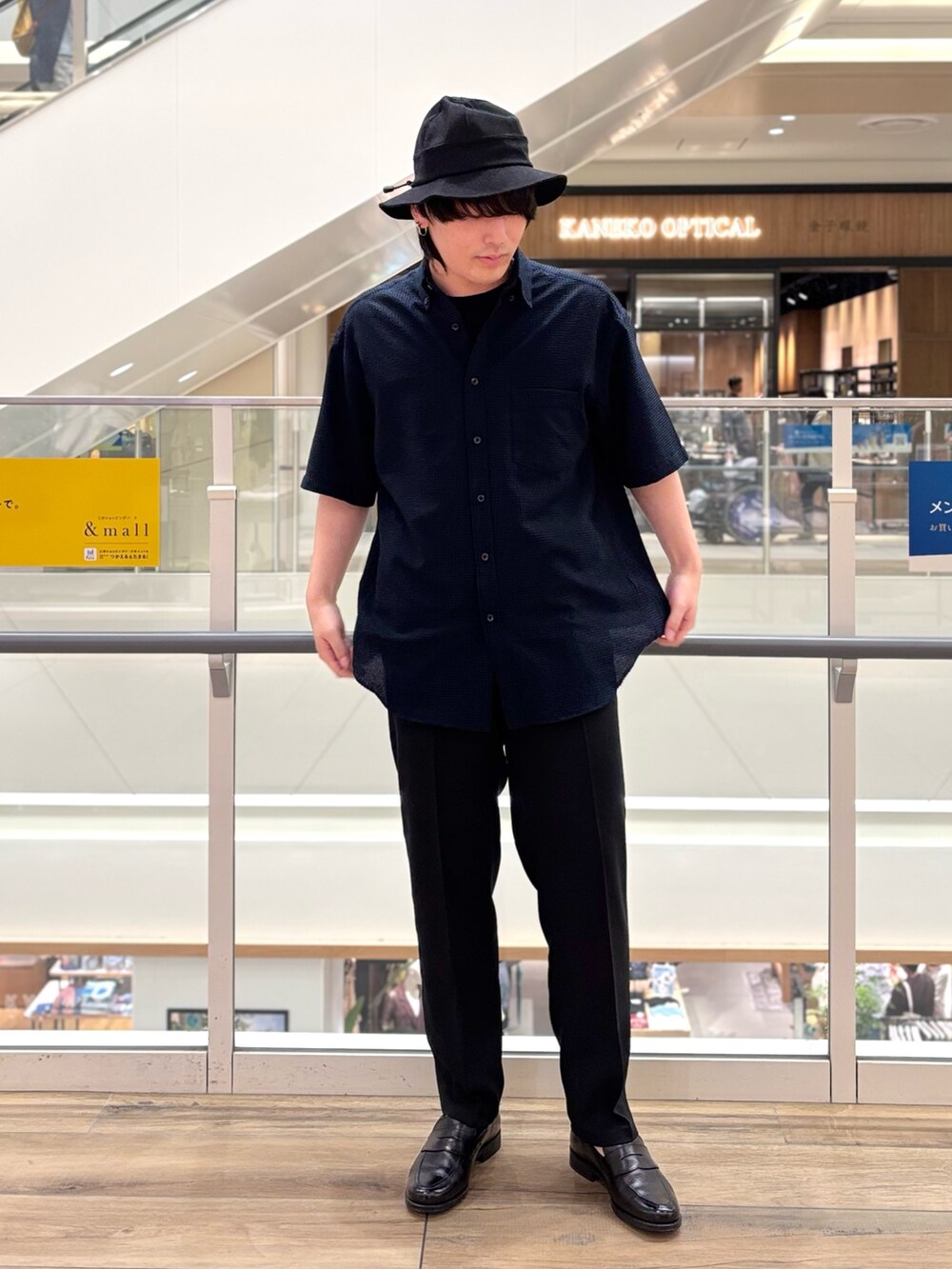 「夏コーデ、バケットハット、デートコーデ、きれいめカジュアル、シャツスタイル、ブラックコーデ、お出かけコーデ、大人コーデ、夏服、お洒落さんとつながりたい、イージーパンツ、シャツコーデ、シンプルコーデ」｜「NOLLEY’Sのコインローファーシューズ フェニックス 本革 日本製（ローファー、ブラック系）」を使った、RYOUGAさん（メンズ・177cm）の夏コーディネートの2枚目の写真