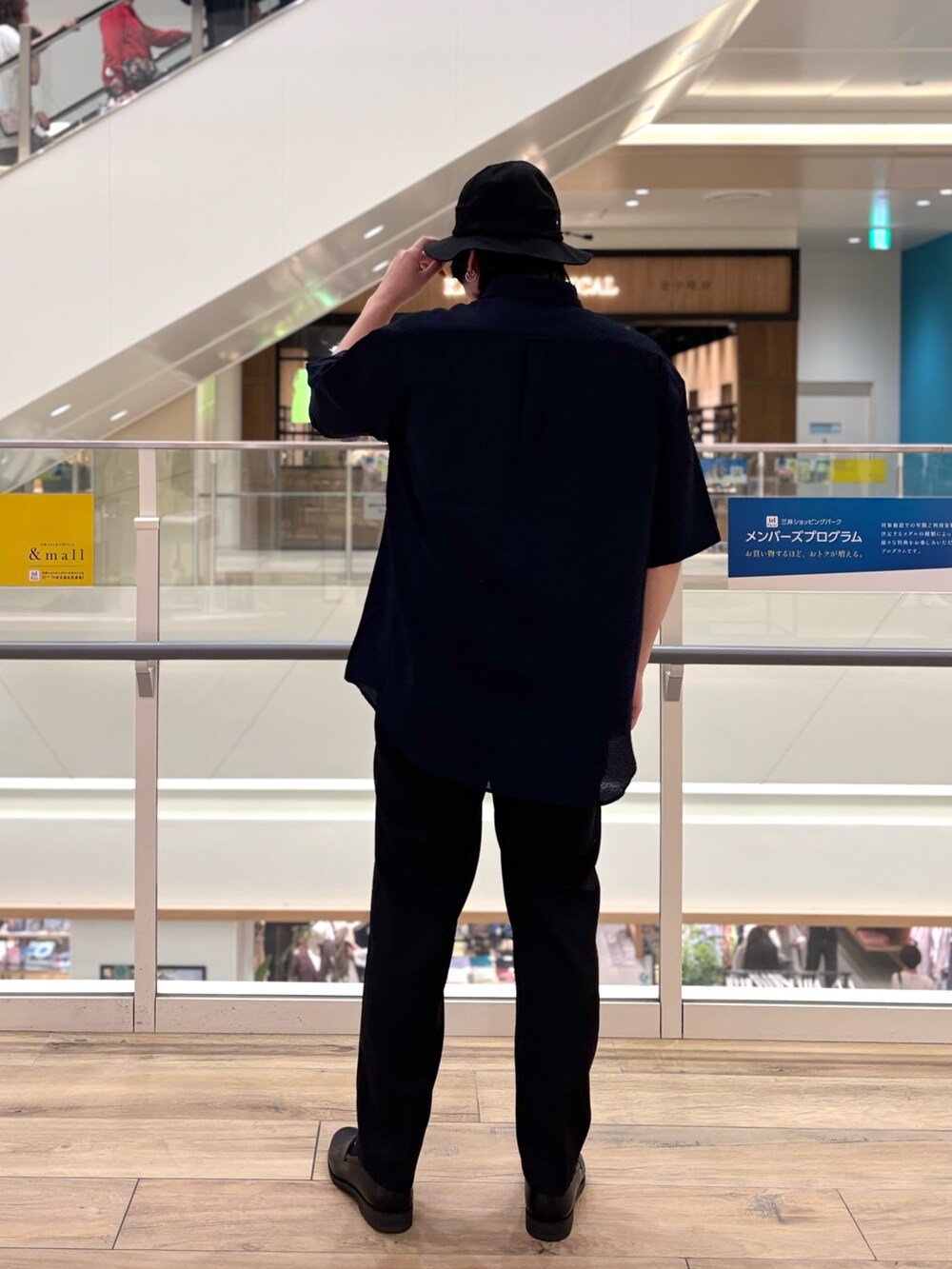 「夏コーデ、バケットハット、デートコーデ、きれいめカジュアル、シャツスタイル、ブラックコーデ、お出かけコーデ、大人コーデ、夏服、お洒落さんとつながりたい、イージーパンツ、シャツコーデ、シンプルコーデ」｜「NOLLEY’Sのコインローファーシューズ フェニックス 本革 日本製（ローファー、ブラック系）」を使った、RYOUGAさん（メンズ・177cm）の夏コーディネートの4枚目の写真