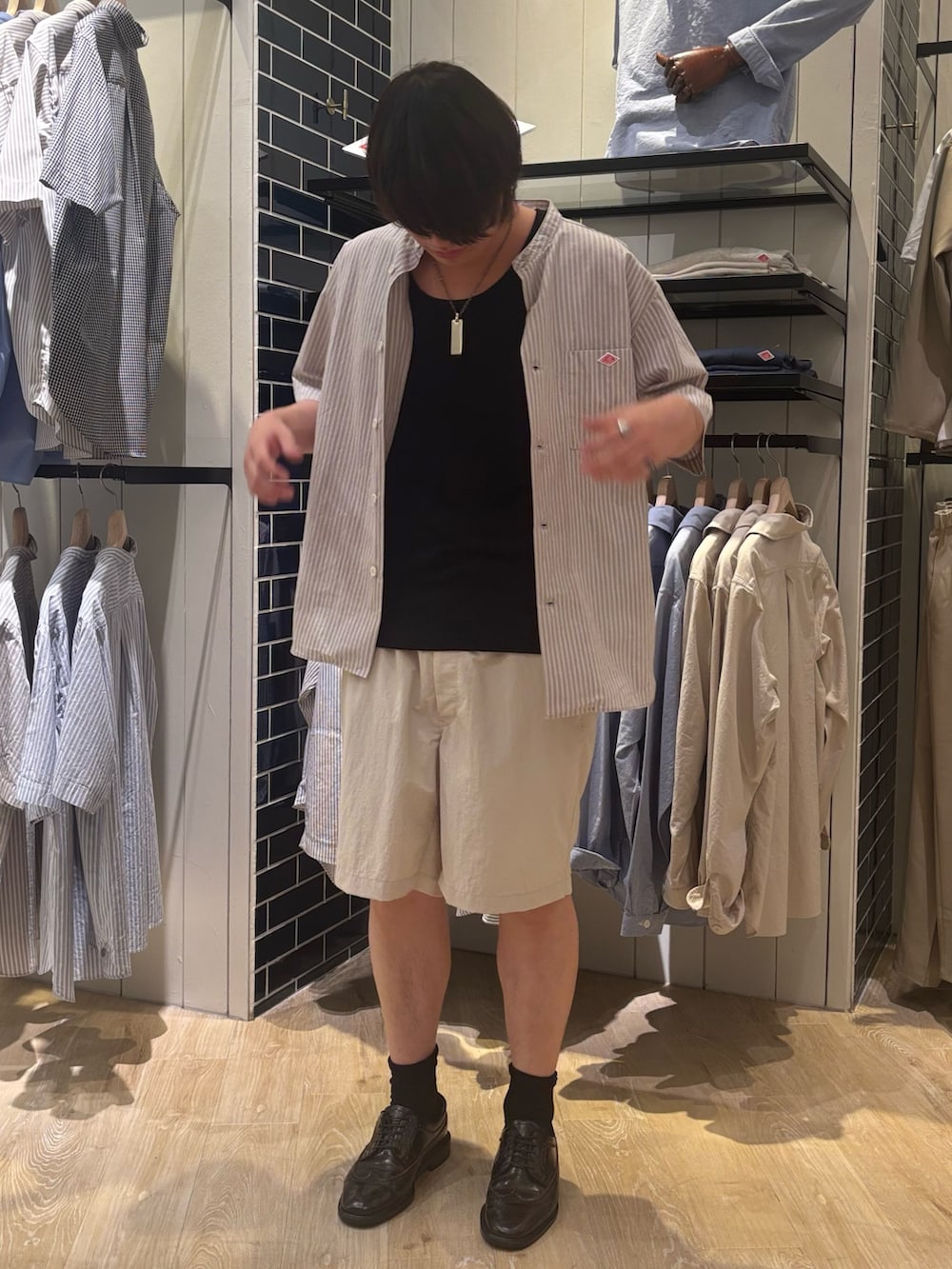 「夏コーデ、きれいめカジュアル、ハーフパンツ、シャツスタイル、お出かけコーデ、アウトドアスタイル、休日スタイル、大人コーデ、キレイめカジュアル、リラックススタイル、シャツ好き集まれ、さわやか、半袖シャツ、ゆるコーデ」｜「DANTONの【DANTON/ダントン】BAND COLLAR SHIRT SS 25SS（シャツ/ブラウス、グレー系）」を使った、RYOUGAさん（メンズ・177cm）の夏コーディネートの2枚目の写真