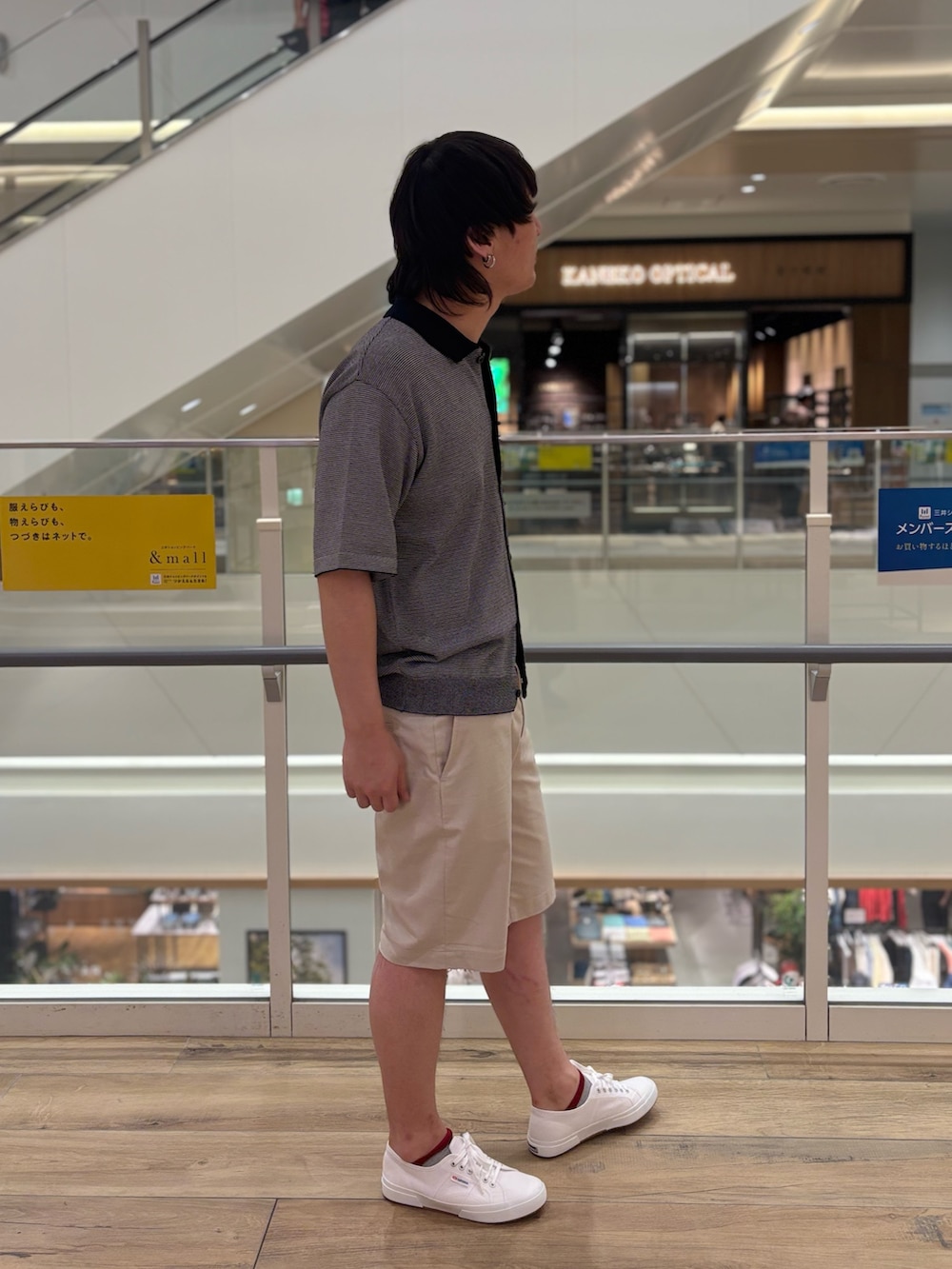 「雨の日コーデ、デートコーデ、きれいめカジュアル、ハーフパンツ、スニーカー、夏コーデ、シャツスタイル、大人カジュアルコーデ、オトナカジュアル、休日スタイル、キレイめカジュアル、夏」｜「NOLLEY’Sの【SIX FUNCTIONS】ウォッシャブル コースボーダーニットシャツ 25SS（シャツ/ブラウス、ブラック系）」を使った、RYOUGAさん（メンズ・177cm）の夏コーディネートの4枚目の写真