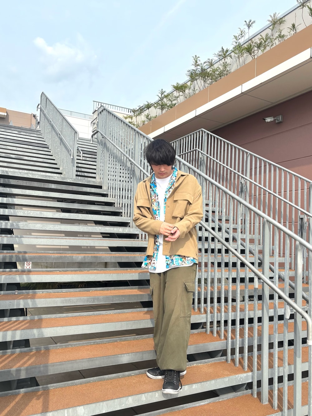 「柄シャツ、白シャツ、シャツスタイル、お出かけコーデ、カーゴパンツ、重ね着」｜「NOLLEY’Sの《セットアップ対応》イージーケア ストレッチポプリン シャツブルゾン 25SS（シャツ/ブラウス、ベージュ系）」を使った、RYOUGAさん（メンズ・177cm）の春コーディネートの2枚目の写真