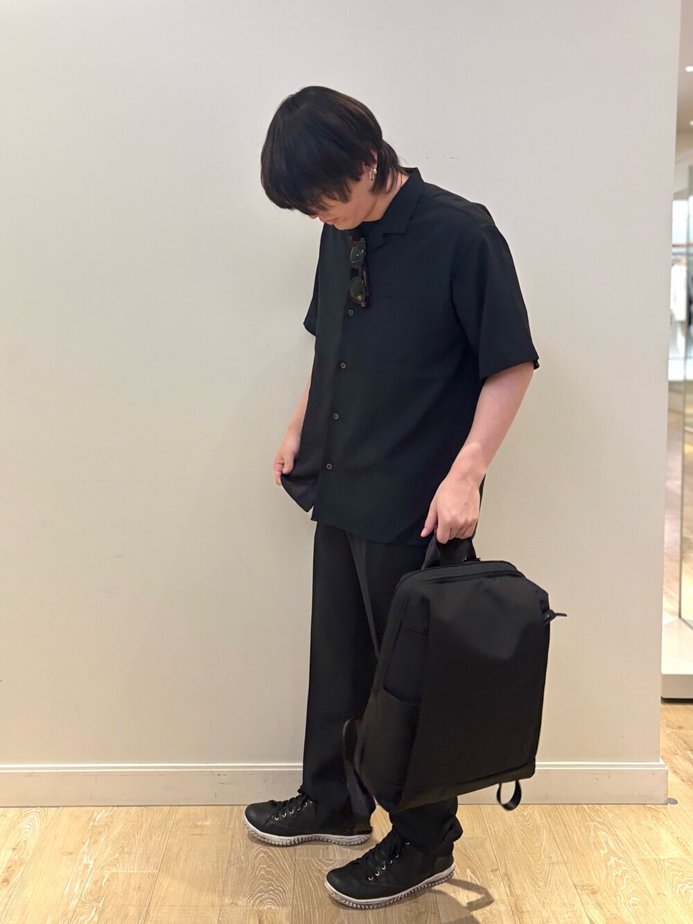 「夏コーデ、セットアップ、サングラス、スニーカー、シャツスタイル、ブラックコーデ、お出かけコーデ、アウトドアスタイル、大人コーデ、メンズファッション、モノトーン、シンプルスタイル、おでかけコーデ、リュック」｜「IZIPIZIの【IZIPIZI/イジピジ】SUN#D Iconic pantos（サングラス、ブラウン系）」を使った、RYOUGAさん（メンズ・177cm）の夏コーディネートの2枚目の写真
